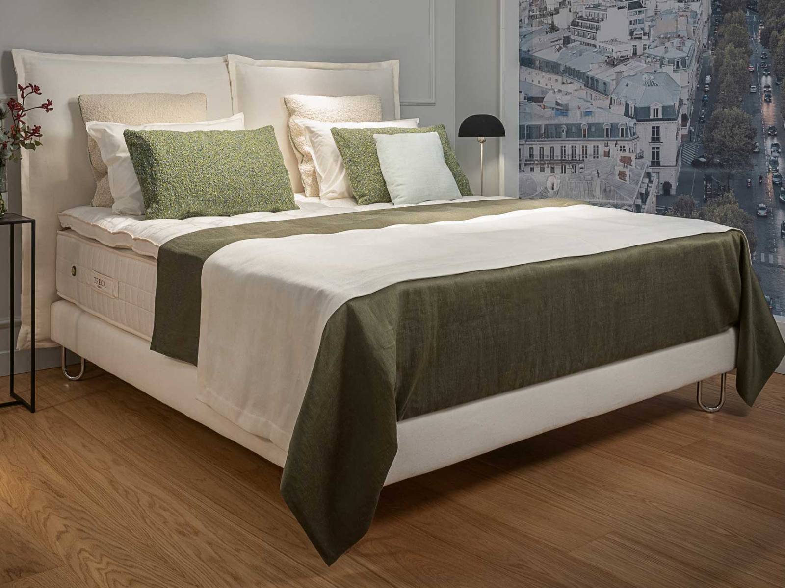 Sich fallen lassen und auf einer luftig weichen Wolke ausruhen – diese Vorstellung diente dem Designer Andreas Weber als Inspiration. Zwei schmal dimensionierte Polsterflächen, eingerahmt von leger gearbeiteten Doppelbiesen, bilden das Kopfteil von «Angèle» und betonen den textilen, femininen Charakter. TRECA.