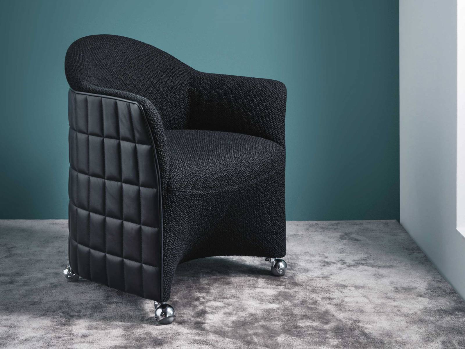 Die gitterförmige Steppung von Clubsessel «Joseph» entstand in Anlehnung an Goldschmiedeobjekte der Wiener Secession. Sie ist dekorativ und proportionsgebend, zeugt aber auch vom grossen handwerklichen Können des Traditionsunternehmens. Ein gelungenes Kleinod, das sich dank der Rollen problemlos im Raum bewegen lässt. WITTMANN.