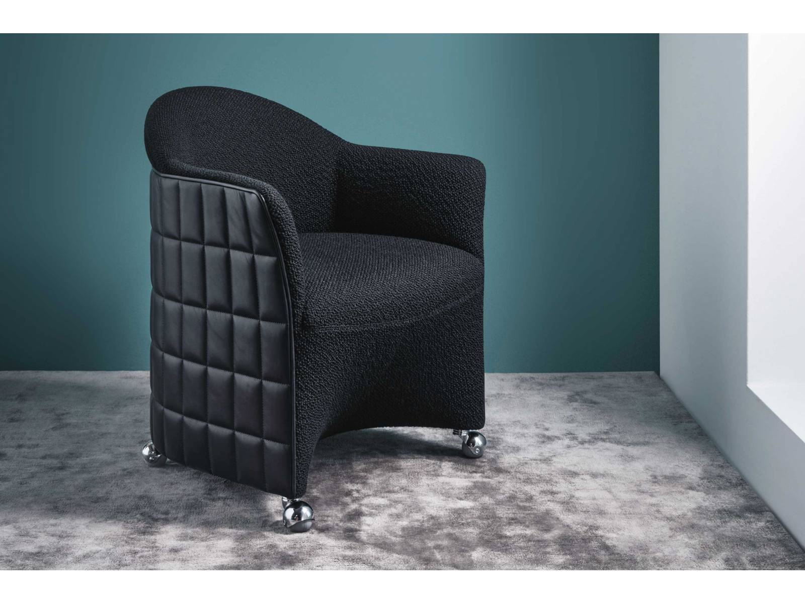 Die gitterförmige Steppung von Clubsessel «Joseph» entstand in Anlehnung an Goldschmiedeobjekte der Wiener Secession. Sie ist dekorativ und proportionsgebend, zeugt aber auch vom grossen handwerklichen Können des Traditionsunternehmens. Ein gelungenes Kleinod, das sich dank der Rollen problemlos im Raum bewegen lässt. WITTMANN.