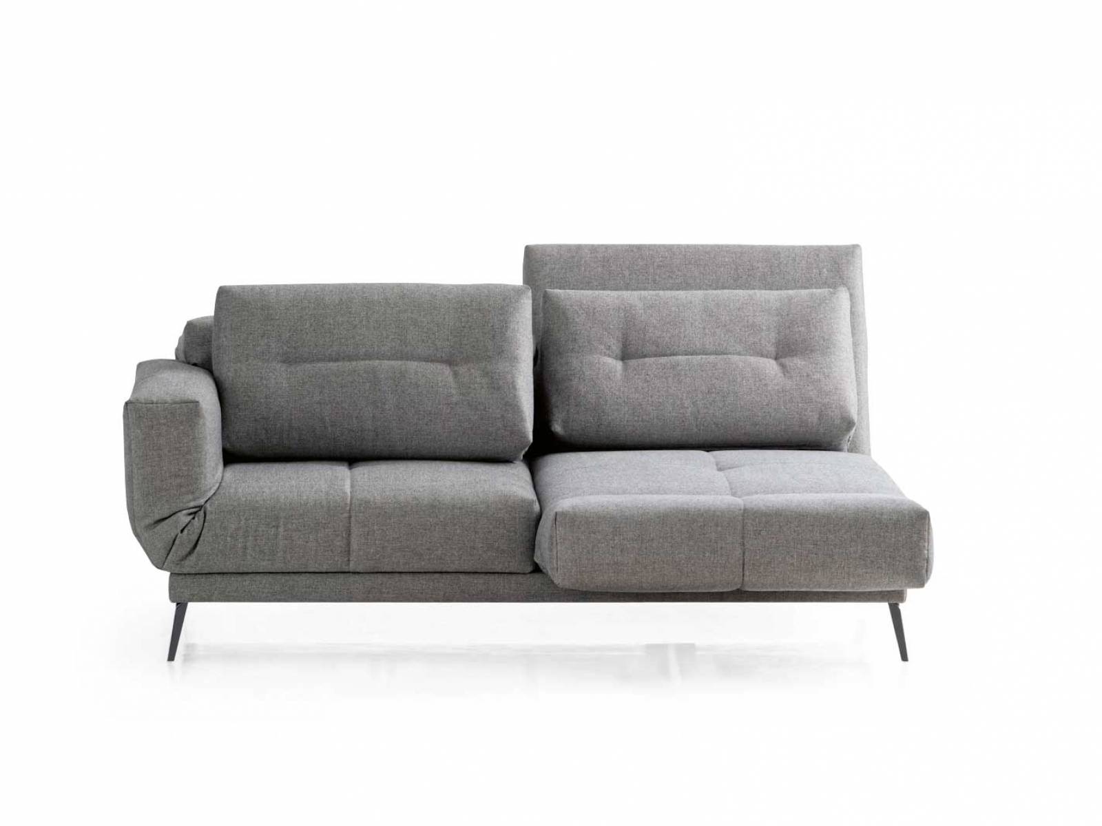 Das einfache Abklappen der Armlehnen, Schwenken der Sitzflächen und Absenken der Rückenlehnen machen «Letto» wandlungsfähig. Alle Elemente lassen sich getrennt voneinander verstellen und sorgen so für ganz individuellen Sitz- und Liegekomfort. FRANZ-FERTIG / STRAESSLE.