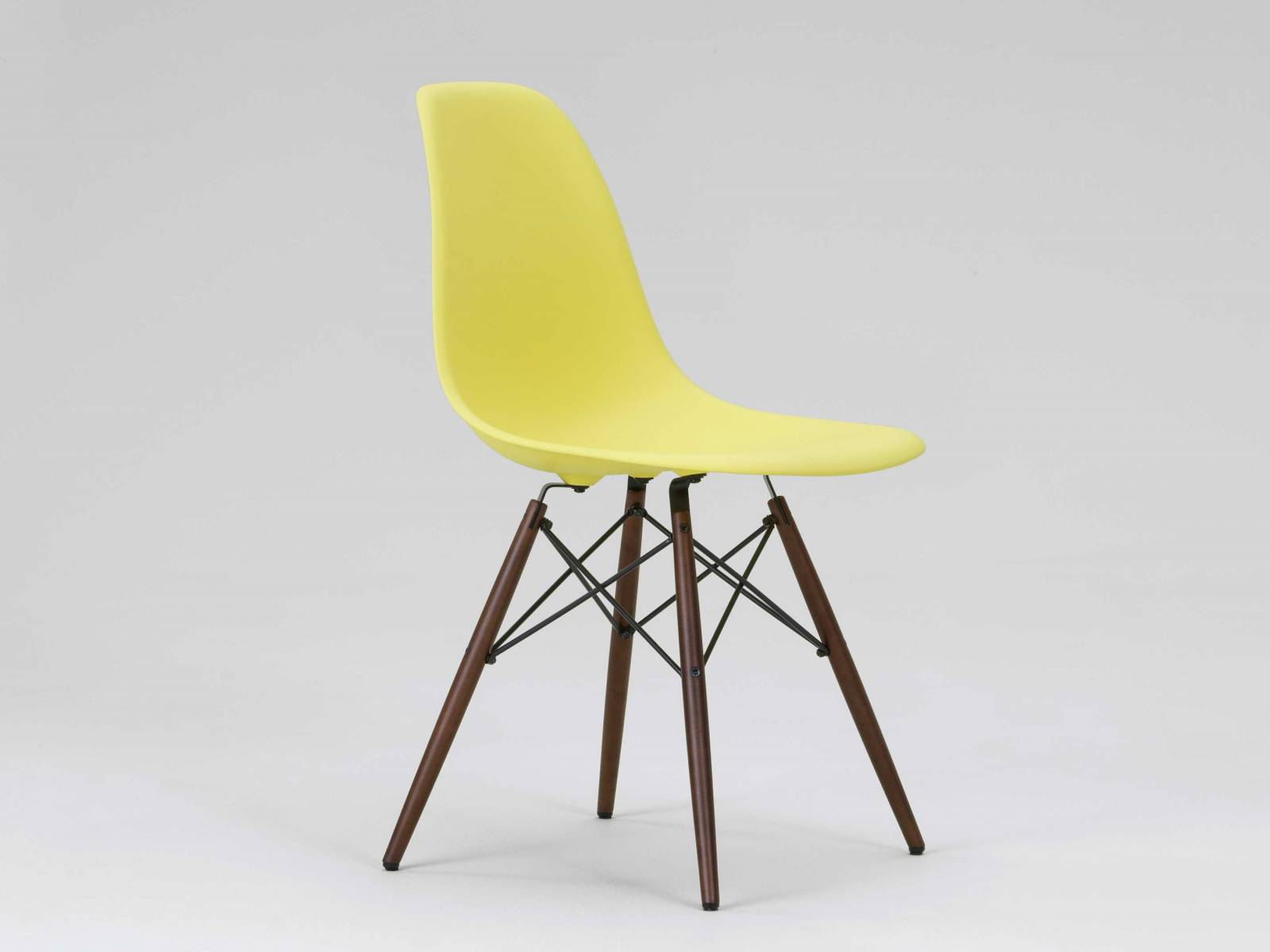 Die Schalen der «Eames Plastic Chairs» werden ab sofort aus recyceltem Kunststoff gefertigt. Die Stuhlfamilie trägt den Zusatz «RE» und wird vor allem aus gebrauchten Verpackungen gemacht. Die verschiedenen Farben weisen wegen der Zusammensetzung des Recyclingwerkstoffs kleine Sprenkel auf. VITRA.