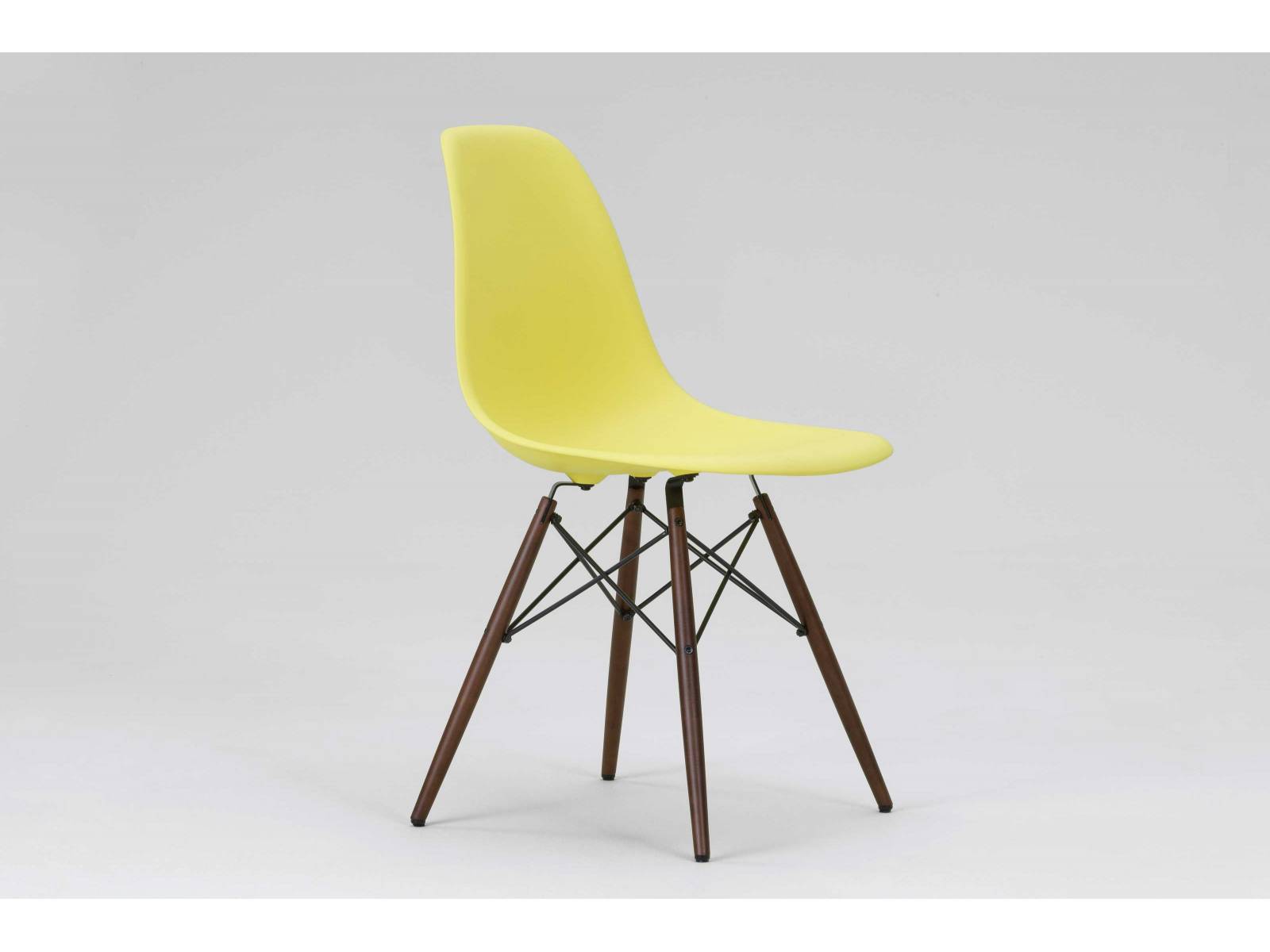 Die Schalen der «Eames Plastic Chairs» werden ab sofort aus recyceltem Kunststoff gefertigt. Die Stuhlfamilie trägt den Zusatz «RE» und wird vor allem aus gebrauchten Verpackungen gemacht. Die verschiedenen Farben weisen wegen der Zusammensetzung des Recyclingwerkstoffs kleine Sprenkel auf. VITRA.