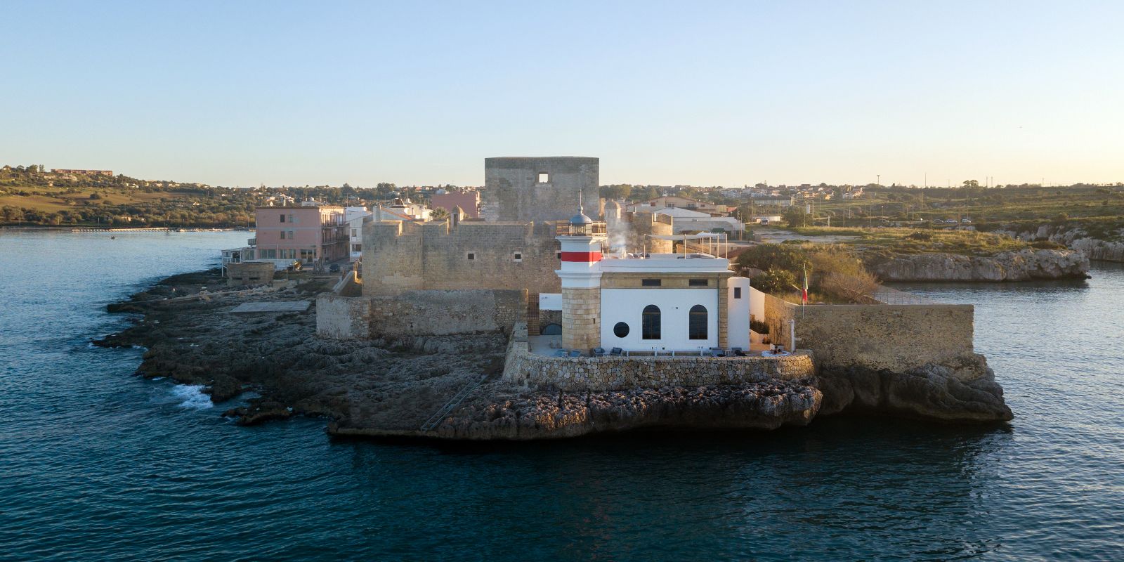 Der Leuchturm im sizilianischen Fischerdorf Brucoli wurde liebevoll restauriert und mit Möbeln von Molteni&C eingerichtet. Heute erstrahlt er als Unterkunft für touristische und kulturelle Zwecke in neuem Glanz.