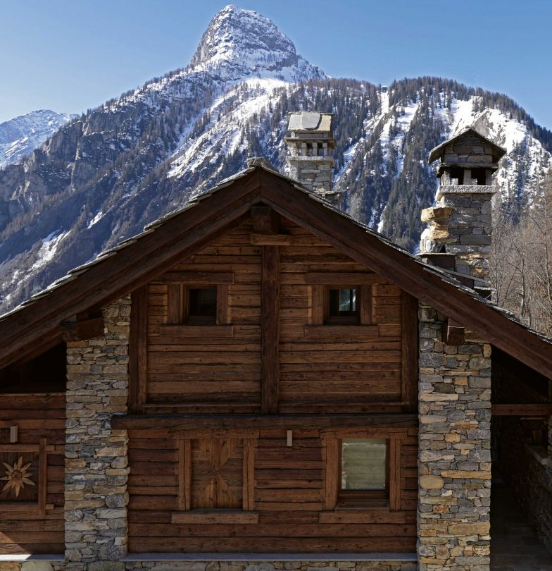 Die Zimmer sind auf mindestens drei Etagen verteilt, die den natürlichen Gegebenheiten des Geländes folgen. Das ständige Wechselspiel der verschiedenen Höhen erzeugt einen dynamischen Effekt, der nicht nur ein Merkmal des Dorfes ist, sondern auch die Privatsphäre jedes Hauses garantiert.