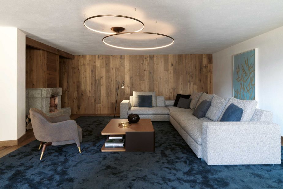 Alle sieben Villen sind unabhängig und verfügen über geräumige und helle Zimmer, in denen Holz und Stein als Werkstoffe der Berge gekonnt und traditionell verarbeitet wurden. Wo möglich wurden regionale Materialien verbaut. 