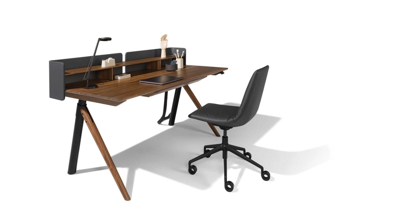 Die Holzmöbel aus Österreich stehen für sich, denn verarbeitet wird ausschliesslich europäisches Laubholz, dessen nachhaltige Herkunft eindeutig belegt ist. Bereits seit den 1980er-Jahren legt der Hersteller Wert auf eine ökologische und nachhaltige Produktion, regionale Einkaufsstrukturen und achtet darauf, dass auch die Lieferanten die Werte des Unternehmens mittragen. Heraus kommen durchdachte Designermöbel wie der höhenverstellbare Schreibtisch «Pisa», der in Zusammenarbeit mit dem Home-Office-Experten Kai Stania entstand. TEAM7.