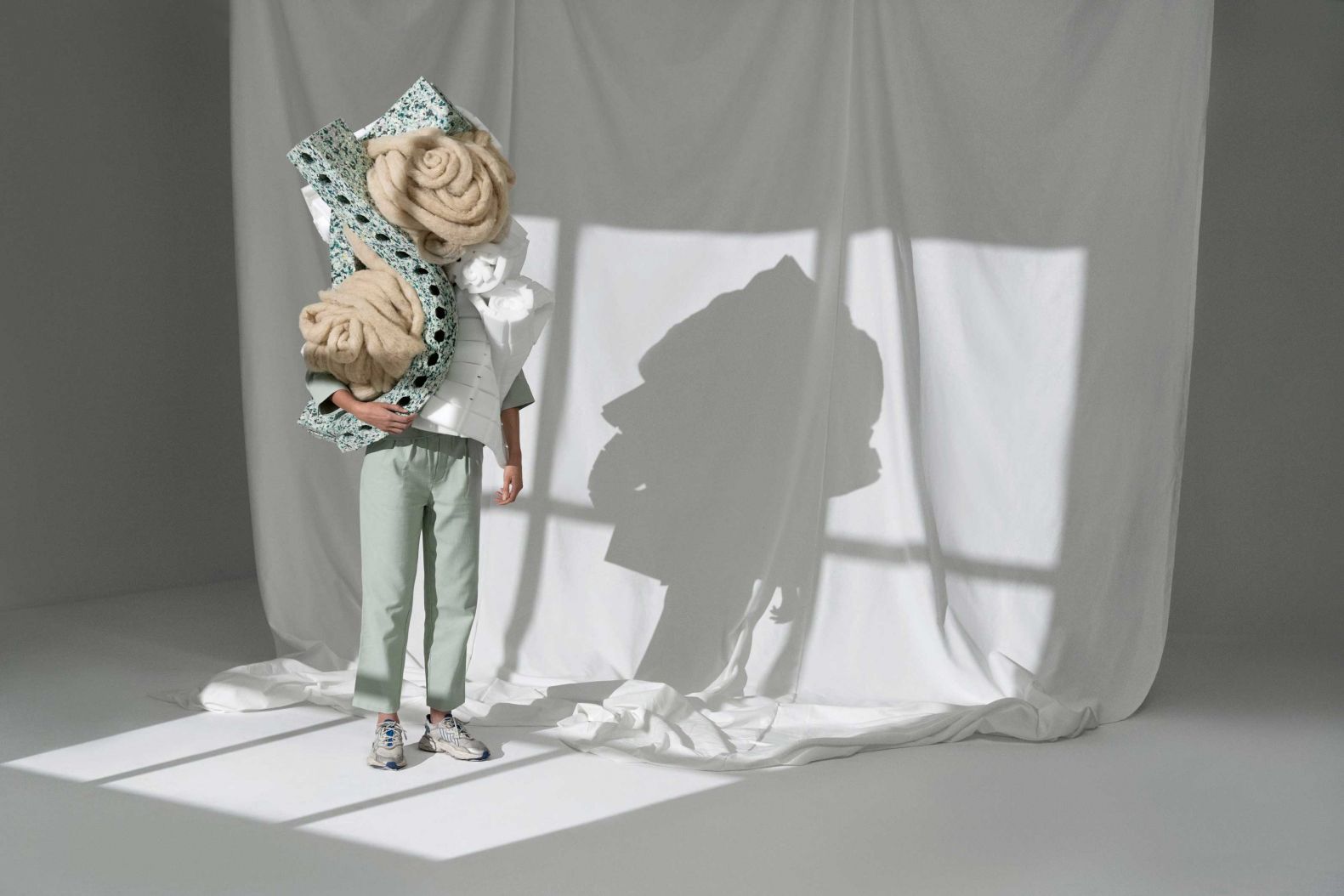 Produziert in der Schweiz, recycelt in der Schweiz: Der Hersteller aus Bilten hat eine Matratze auf den Markt gebracht, die bis ins letzte Detail für die Wiederverwendung optimiert ist. Was das genau heisst? 92 Prozent des Matratzenkerns werden in der Schweiz recycelt und die daraus resultierenden primären und sekundären Rohstoffe zurück in die Industrie gebracht. RIPOSA.