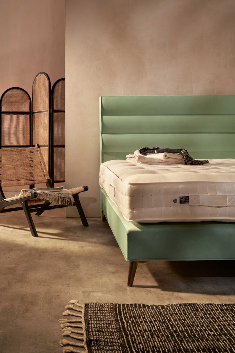 Matratze «Lana» wird in Handarbeit gefertigt und ist mit einer Mischung aus Schaf-, Baumwolle und Tencel gefüllt – einer nachhaltigen Faser, die aus Baumzellstoff hergestellt wird. Die Wolle stammt vom Exmoor Horn Schaf, einer der ältesten einheimischen Rassen Grossbritanniens, die in Devon und Westsomerset in der Nähe der Produktionsstätten des Bettenherstellers weidet. VISPRING.