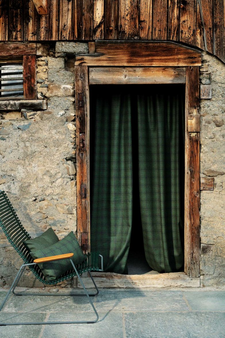 Die Garne für «Benu Check» werden in einem umweltfreundlichen Verfahren aus Konfektionsabschnitten der Modeindustrie gewonnen. Dabei wird das Material nach Farben sortiert, wodurch der energieaufwendige Prozess des Färbens entfällt. Nur die besten Textilfasern werden kardiert und zu einem neuen, hochwertigen Garn versponnen. Das Gewebe lässt sich sowohl als Möbelstoff wie auch als Vorhang verwenden und weist hohe Akustikwerte auf. FISCHBACHER.