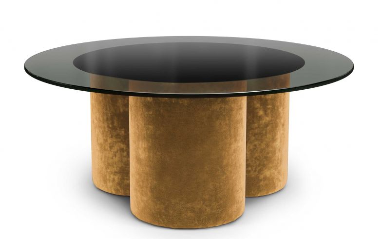 «El Trio» ist ein Wandlungskünstler, denn er sieht immer wieder anders aus – je nachdem, welchen Bezug man für den Holzsockel dieses Couchtisches wählt: hier mit dem Stoff Bohème Vintage Velvet in der Farbe «Toscana». Die Tischplatte aus anthrazitfarbenem Parsolglas ist bei allen gleich. Design: Pauline Junglas. BRETZ.DE