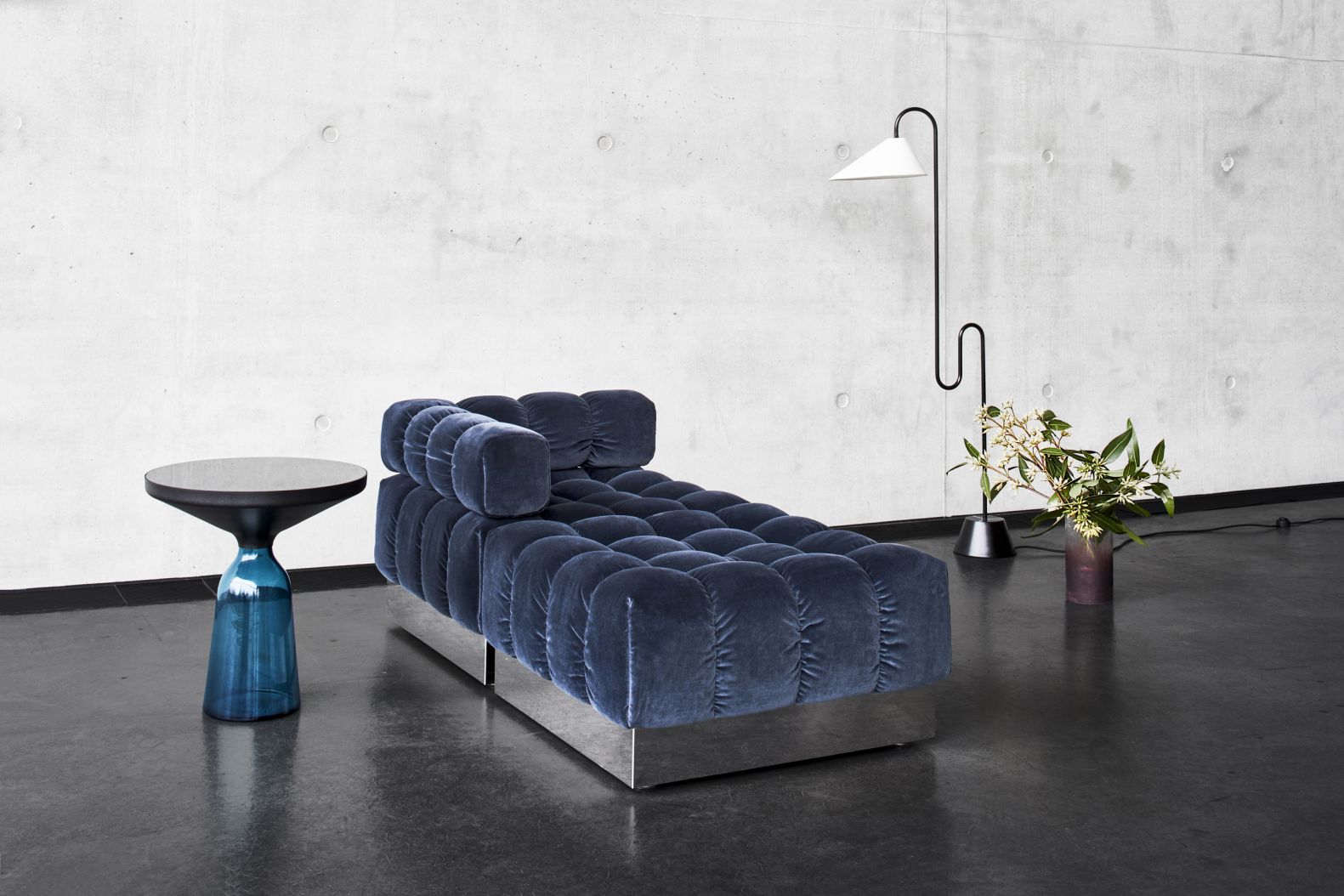 Wer schon einmal über Cumulus-Wolken geflogen ist, kennt vielleicht die Sehnsucht, sich einfach fallen zu lassen. Leider wird man in diesem Wolkenteppich nicht aufgefangen. Ganz anders auf dem Sofa «Deep Tuft». Auf den weichen Formen lässt es sich einfach wunderbar vom Blau des Himmels träumen. Schon 1972 entwarf der Designer Harvey Probber das modulare Sitzmöbel, bei dem Minimalismus auf Opulenz trifft. Der Beistelltisch «Bell Table» des Designers Sebastian Herkner erinnert an den eleganten Schwung einer Glocke und gilt fast schon als Klassiker. ClassiCon.