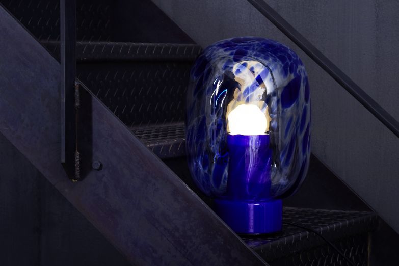 Ein poetisches Lichtspiel erzeugt die mundgeblasene Tischleuchte «FLAKES» von der Designerin Hanne Willmann. Per Hand werden auf jeden Leuchtkörper Farbglaskörner aufgetragen, die jede Leuchte zum Unikat macht. Die Glasleuchte ist dimmbar und in drei Farbvarianten erhältlich. favius.