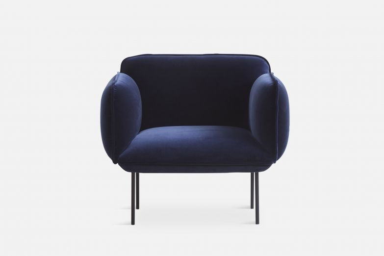 Der Sessel «Nakki» verleiht jedem Raum eine warme Atmosphäre und bietet mit seinen festen Polstern ein komfortables Sitzgefühl. Die quadratische Form und die geraden Beine stehen dabei in Kontrast zu den wich geschwungenen Sitzkissen. Design: Mika Tolvanen für Woud.