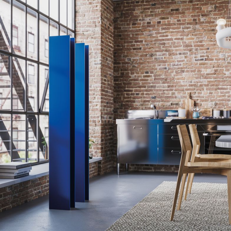 Blau gehört zu den kühlen Farben, die trotzdem Wärme spenden können. Wer es lieber etwas unauffälliger mag, hat für den freistehenden Heizkörper «T Tower» von Matteo Thun und Antonio Rodriguez die Wahl zwischen über 200 weiteren Farben. Antrax IT.