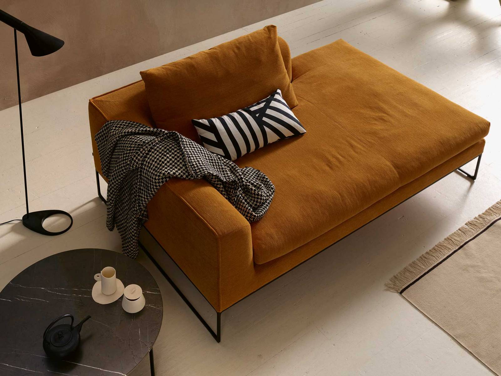 Es hat Ecken und Kanten, aber auch runde Elemente: Für das Design von Sofa «Mell Lounge» vereinte das Stuttgarter Duo Jehs + Laub scheinbare Gegensätze. Die hochwertige Polsterung sorgt für viel Komfort, der über lange Zeit bestehen bleibt. Das Gestell gibt es in massiver Buche sowie verchromtem oder lackiertem Metall. Cor.