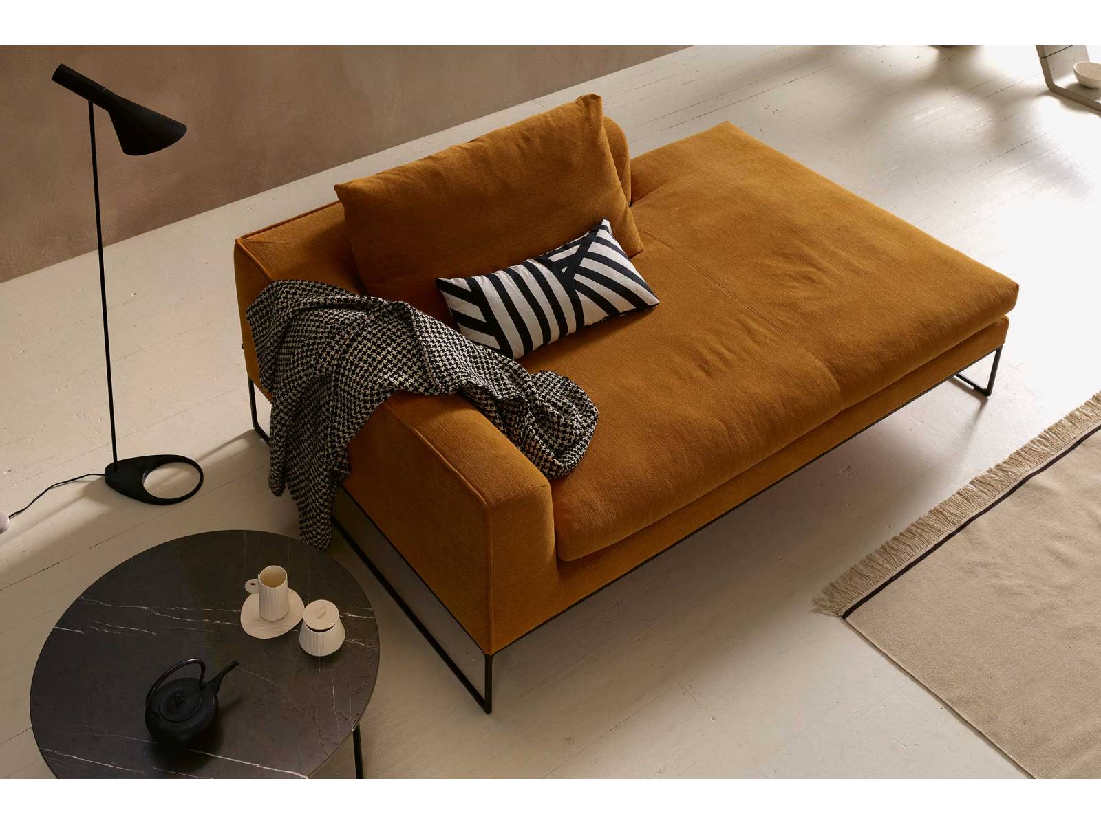 Es hat Ecken und Kanten, aber auch runde Elemente: Für das Design von Sofa «Mell Lounge» vereinte das Stuttgarter Duo Jehs + Laub scheinbare Gegensätze. Die hochwertige Polsterung sorgt für viel Komfort, der über lange Zeit bestehen bleibt. Das Gestell gibt es in massiver Buche sowie verchromtem oder lackiertem Metall. Cor.