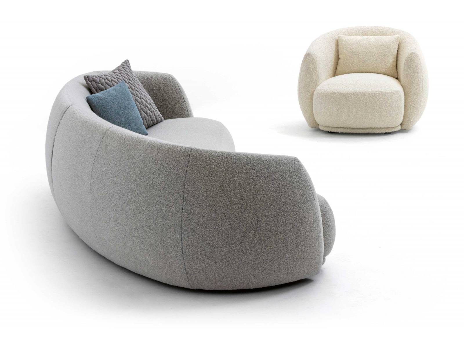 Die abgerundeten Formen der Kollektion «Pacific» sind eine Anspielung auf die entspannte Atmosphäre der amerikanischen Westküste, auf die sich auch der Name bezieht. Der weiche und geschwungene Look kommt beim Sofa besonders gut zur Geltung. Als Bezugsstoff stehen raffinierter Bouclé, weiche Wolle oder luxuriöser Samt zur Auswahl. Moroso.