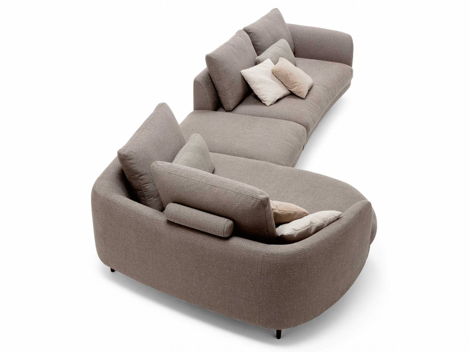 Das Designerpaar Norbert und Silja Beck liessen es sich nicht nehmen, persönlich zur Eröffnung des Rolf Benz-Hauses im Oktober nach Zürich zu reisen. Denn dort feierte ihr neues Sitzmöbel «Kumo» Premiere. Das japanische Wort für Wolke nimmt bereits vorweg, was uns hier erwartet: Ein handwerklich fein verarbeitetes Sofa mit organischen Rundungen, das vor allem eins ist, nämlich bequem. Rolf Benz.