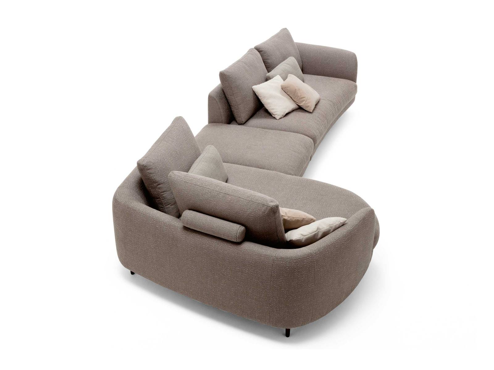 Das Designerpaar Norbert und Silja Beck liessen es sich nicht nehmen, persönlich zur Eröffnung des Rolf Benz-Hauses im Oktober nach Zürich zu reisen. Denn dort feierte ihr neues Sitzmöbel «Kumo» Premiere. Das japanische Wort für Wolke nimmt bereits vorweg, was uns hier erwartet: Ein handwerklich fein verarbeitetes Sofa mit organischen Rundungen, das vor allem eins ist, nämlich bequem. Rolf Benz.