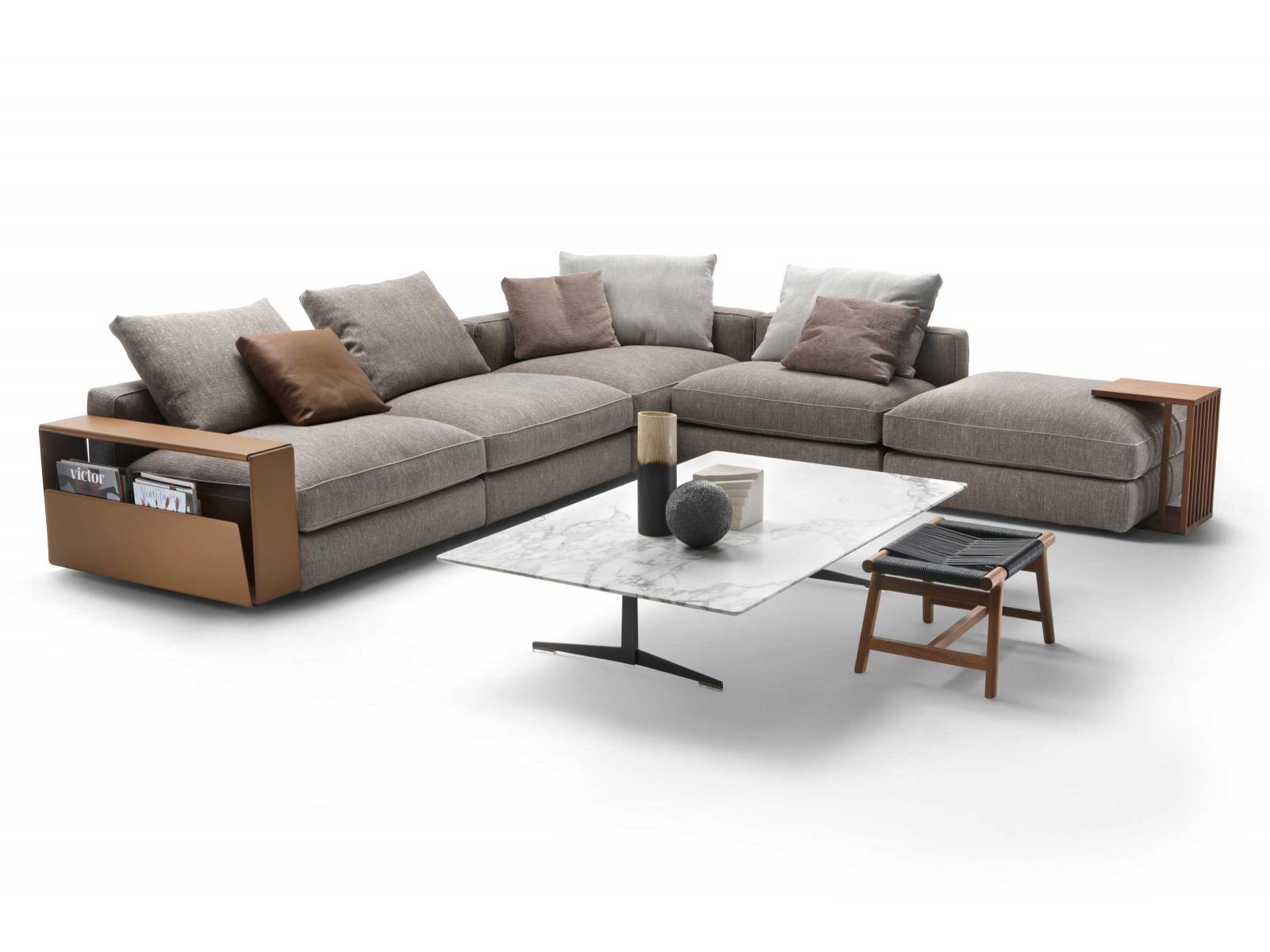 «Harper» heisst die modulare Polstermöbelkollektion von Antonio Citterio, deren markante, lederbezogene Armlehnen praktischen Stauraum für Fernbedienung, Magazine oder Accessoires bieten. Flexform.