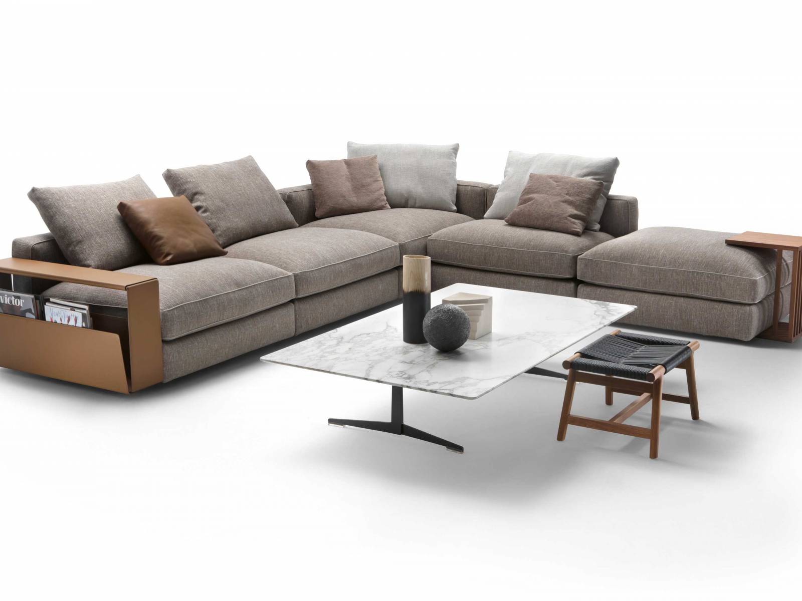 «Harper» heisst die modulare Polstermöbelkollektion von Antonio Citterio, deren markante, lederbezogene Armlehnen praktischen Stauraum für Fernbedienung, Magazine oder Accessoires bieten. Flexform.