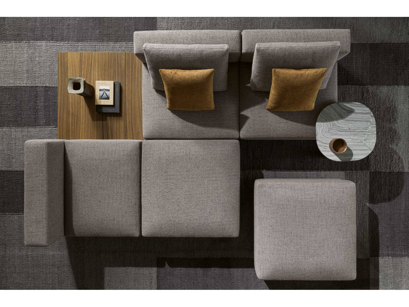 «Marteen» ist nicht nur ein bequemes Sofa, sondern auch Stauraum für all die Wohnzimmeraccessoires, die wir brauchen, aber nicht ständig sehen wollen. Das Sitzmöbel kann, so Designer Vincent van Duysen, «unendlich erweitert und angeordnet werden — von Solitärmöbeln wie Poufs über den klassischen Zweisitzer bis hin zu Rundum-Sitzinseln». Molteni &amp; C.