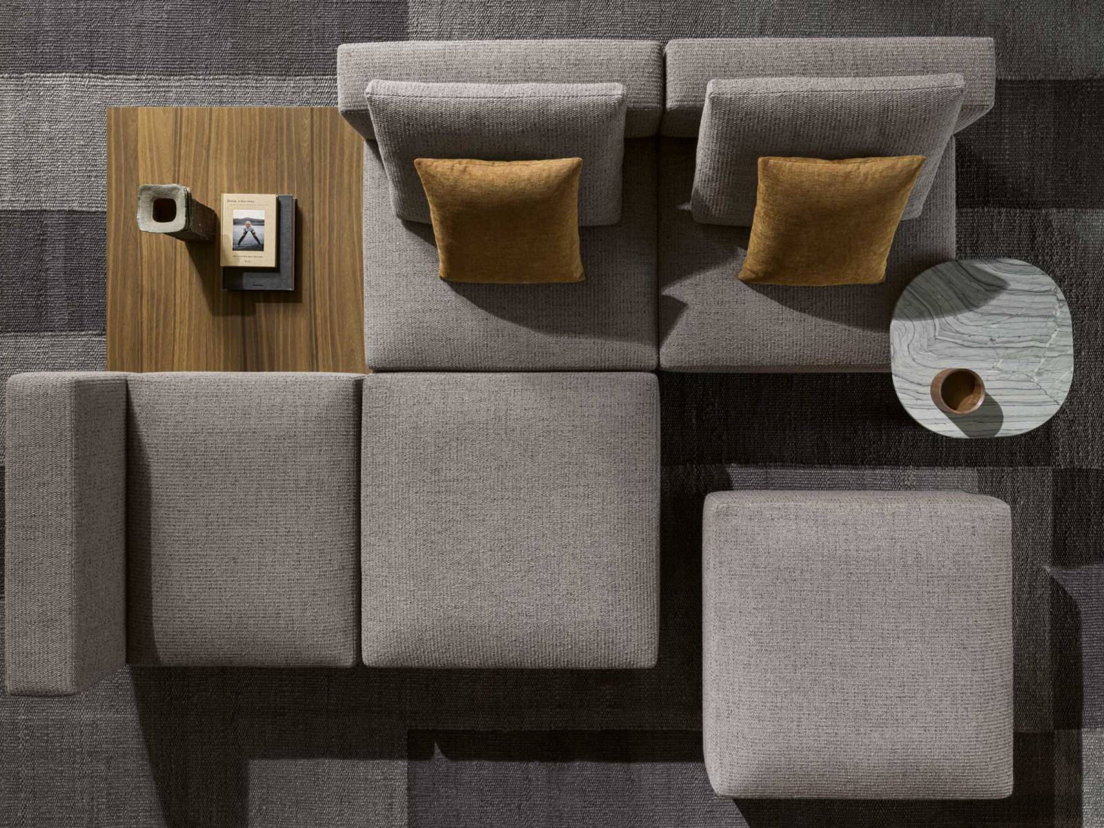 «Marteen» ist nicht nur ein bequemes Sofa, sondern auch Stauraum für all die Wohnzimmeraccessoires, die wir brauchen, aber nicht ständig sehen wollen. Das Sitzmöbel kann, so Designer Vincent van Duysen, «unendlich erweitert und angeordnet werden — von Solitärmöbeln wie Poufs über den klassischen Zweisitzer bis hin zu Rundum-Sitzinseln». Molteni & C.