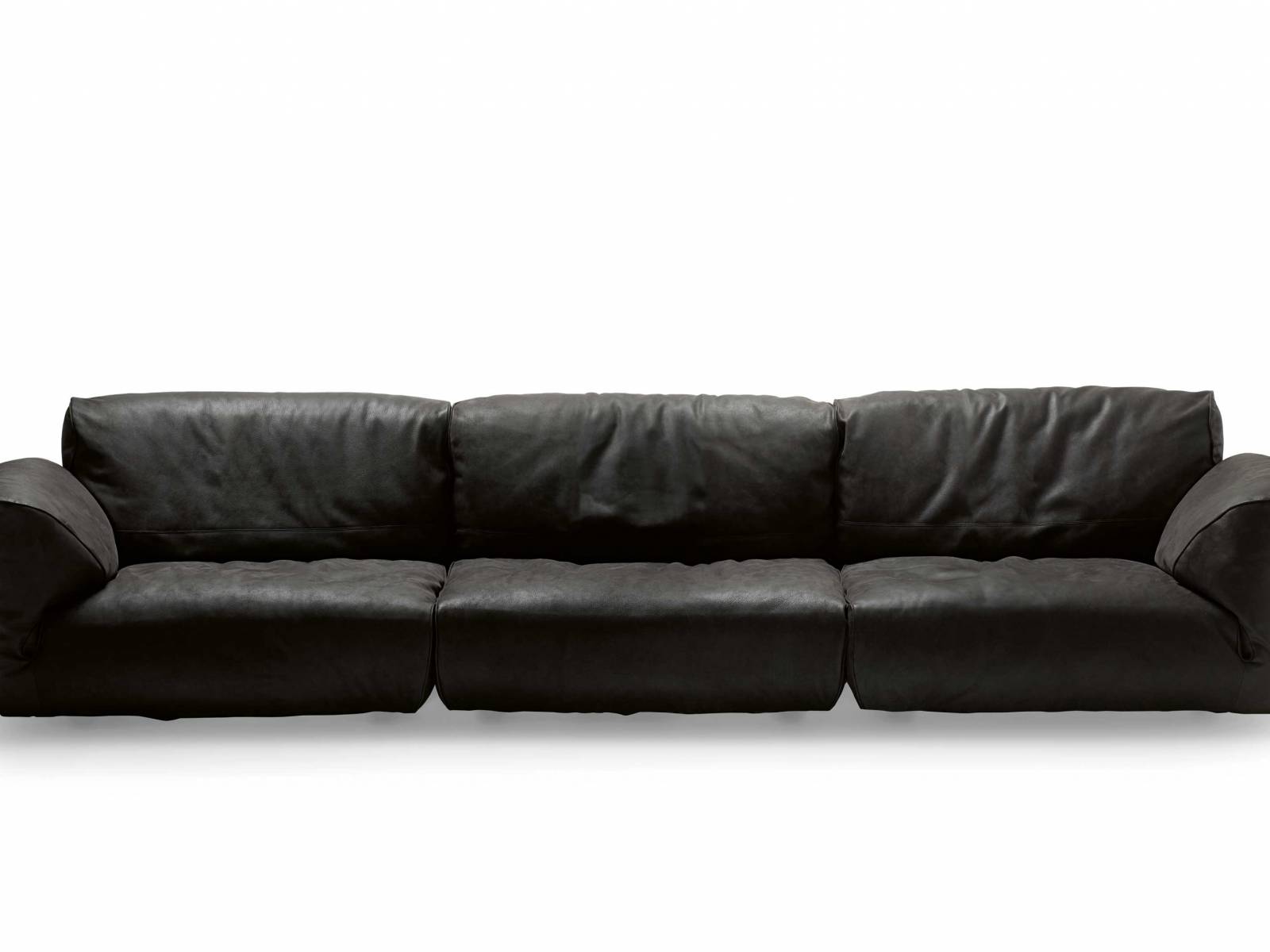 2019 lud uns Francesco Binfarè in Mailand zum Talk auf sein neues Sofa ein. Ein Moment, der nicht nur wegen des Charmes von Binfarè unvergessen bleibt. Denn «Grande Soffice» ist leger bezogen, besonders weich und somit genau das, was wir uns fürs Wohnzimmer wünschen. Edra.