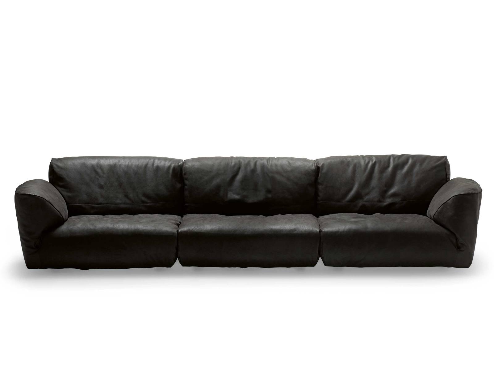 2019 lud uns Francesco Binfarè in Mailand zum Talk auf sein neues Sofa ein. Ein Moment, der nicht nur wegen des Charmes von Binfarè unvergessen bleibt. Denn «Grande Soffice» ist leger bezogen, besonders weich und somit genau das, was wir uns fürs Wohnzimmer wünschen. Edra.