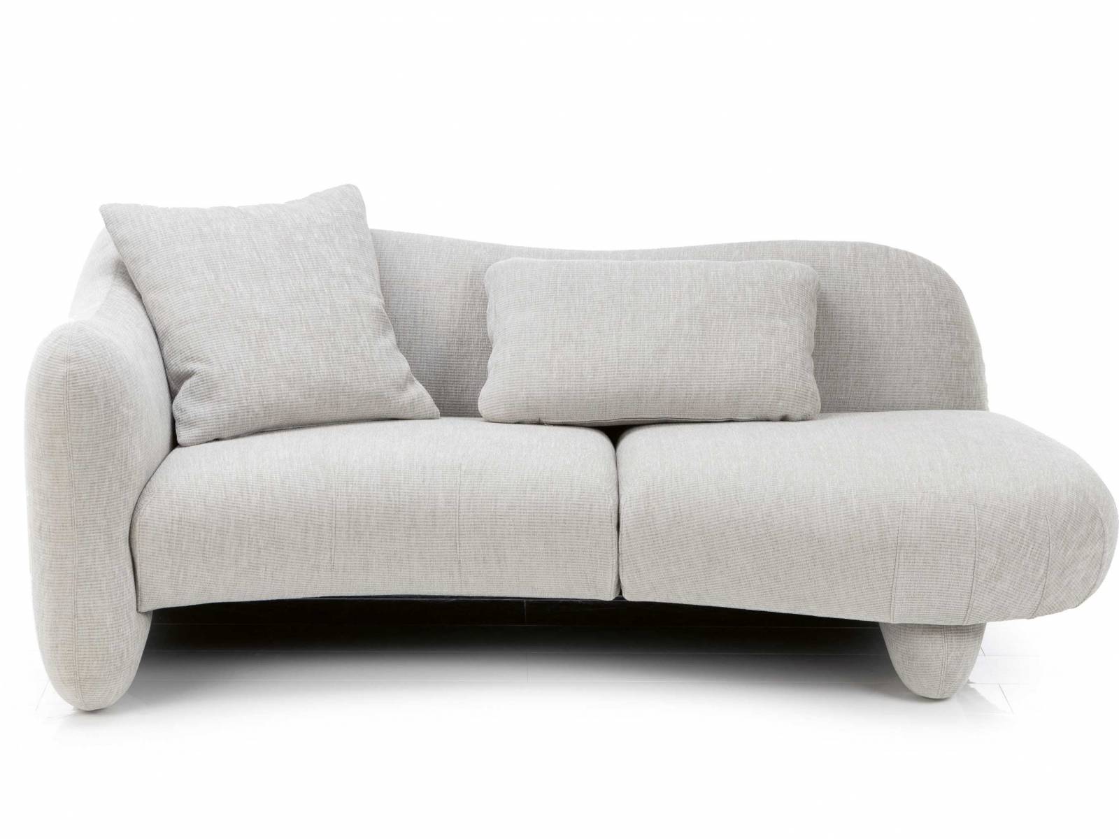 Ganz ohne Ecken und Kanten: Die Polstermöbelkollektion «Bongo Bay» von Kati Meyer-Brühl erinnert mit ihren gerundeten Konturen und der organischen Formensprache an vom Wasser geschliffene Steine. Sofa, Sessel und Ecklösung gibt es in normaler Sitzhöhe oder als Hochlehnversion mit verstellbaren Rückenlehnen. Die Bezüge sind abziehbar. Brühl.