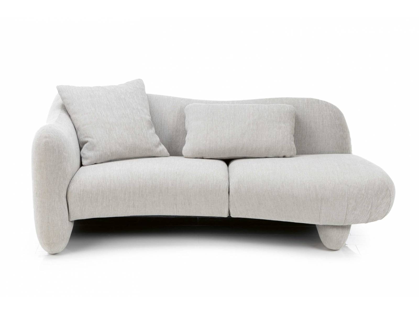 Ganz ohne Ecken und Kanten: Die Polstermöbelkollektion «Bongo Bay» von Kati Meyer-Brühl erinnert mit ihren gerundeten Konturen und der organischen Formensprache an vom Wasser geschliffene Steine. Sofa, Sessel und Ecklösung gibt es in normaler Sitzhöhe oder als Hochlehnversion mit verstellbaren Rückenlehnen. Die Bezüge sind abziehbar. Brühl.