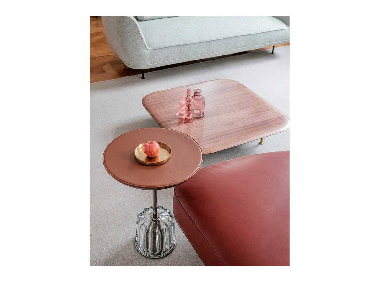 Die Kunst der venezianischen Glasbläser gab Designer Luca Nichetto Anregung für den Fuss von «Acacia». Komplett macht den hübschen Beistelltisch ein Metallgestell aus schwarzem Chrom und eine Auflage aus Leder. Wittmann.