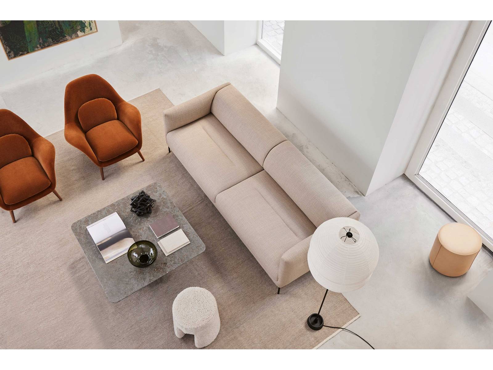 Der Holzrahmen von «Konami» ist so elegant gepolstert, wie es nur in Handarbeit geschehen kann. Der Hersteller lässt seine Möbel nach dem Zusammenschluss mit Erik Jørgensen im dänischen Svendborg fertigen. Der Verzicht auf lose Kissen betont die feine Linienführung und sorgt für einen sauberen und aufgeräumten Look. Design: Damian Williamson. Fredericia.