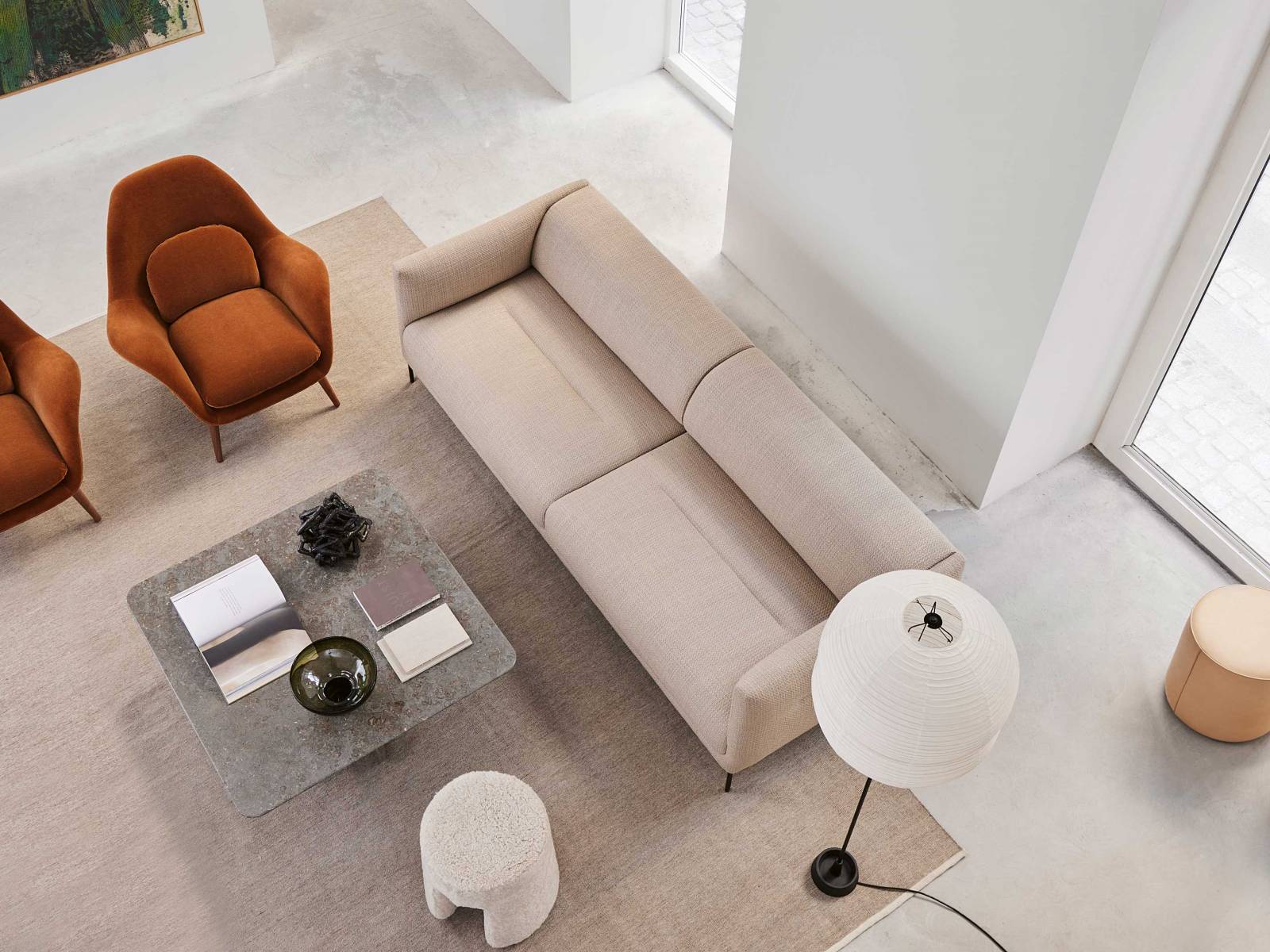 Der Holzrahmen von «Konami» ist so elegant gepolstert, wie es nur in Handarbeit geschehen kann. Der Hersteller lässt seine Möbel nach dem Zusammenschluss mit Erik Jørgensen im dänischen Svendborg fertigen. Der Verzicht auf lose Kissen betont die feine Linienführung und sorgt für einen sauberen und aufgeräumten Look. Design: Damian Williamson. Fredericia.