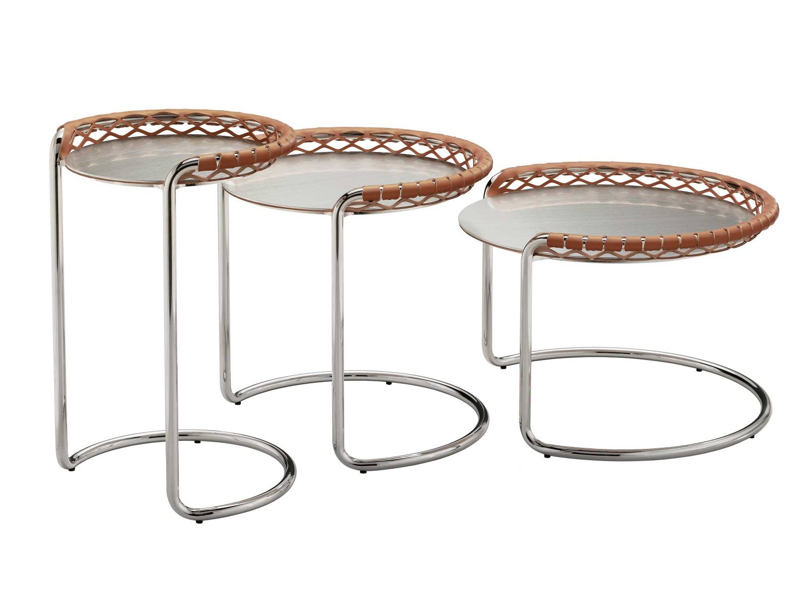 «P47» nennt der italienische Hersteller seine neuste Möbelkollektion, bei der Leder eine tragende Rolle spielt. Ein Netz aus schmalen Riemen befestigt Sitz- oder Abstellfläche an einem Gestell aus Stahlrohr, das in Chrom, Schwarznickel, Roségold und Bronze alles andere als bourgeois daherkommt. Design: Franco Poli. Midj.