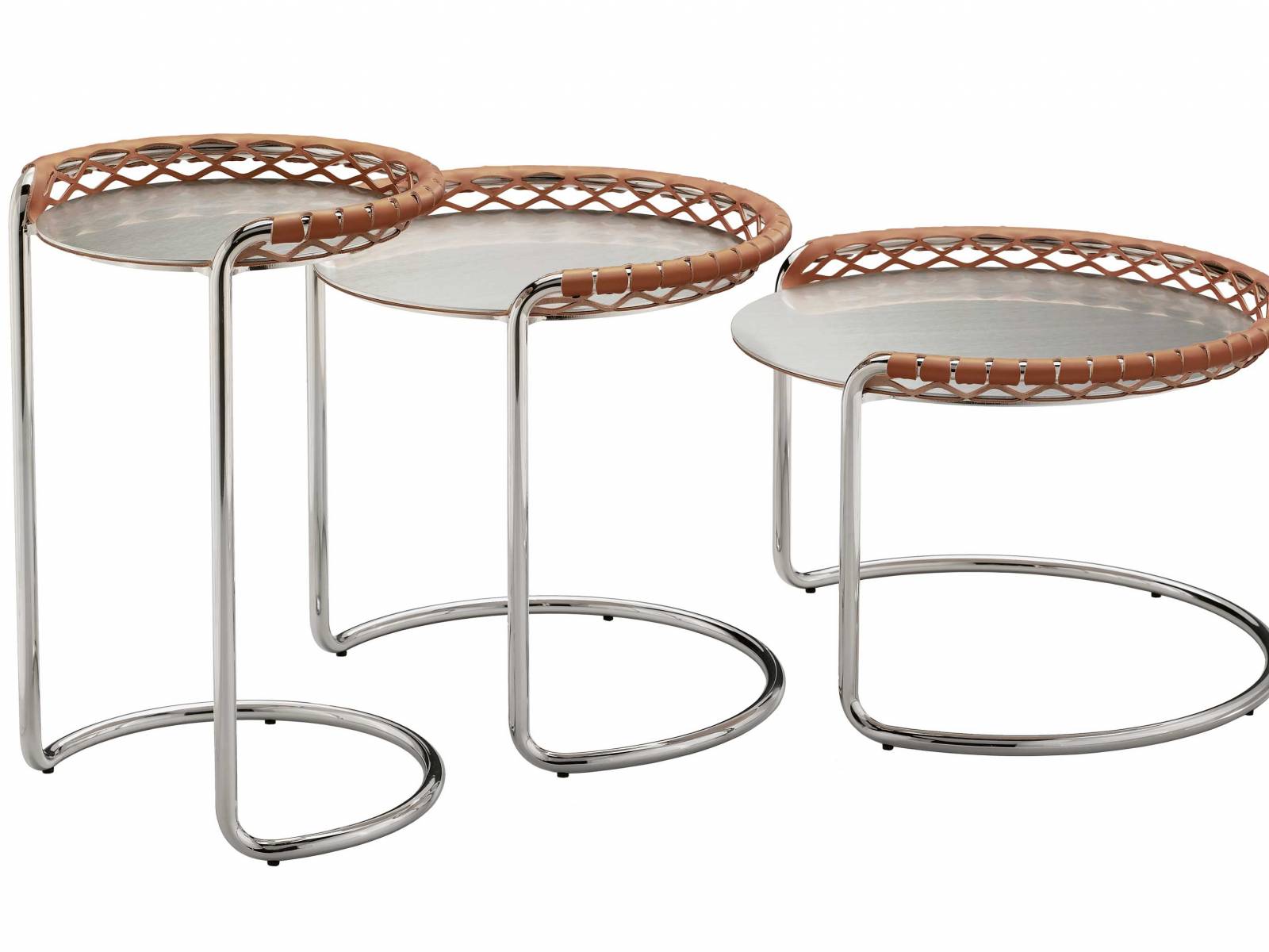 «P47» nennt der italienische Hersteller seine neuste Möbelkollektion, bei der Leder eine tragende Rolle spielt. Ein Netz aus schmalen Riemen befestigt Sitz- oder Abstellfläche an einem Gestell aus Stahlrohr, das in Chrom, Schwarznickel, Roségold und Bronze alles andere als bourgeois daherkommt. Design: Franco Poli. Midj.