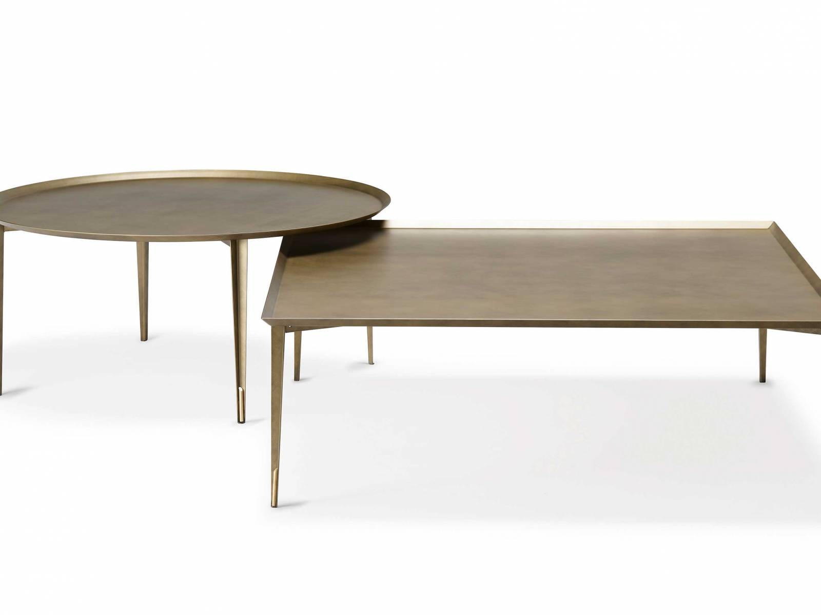 Die Beistelltische «Spillo» stammen aus der Feder von Giorgio Cattelan. Es gibt sie in drei verschiedenen Formen und Höhen, die bei Platzmangel auch ineinander geschoben werden können. Für die Oberflächen stehen Brushed Brass, Brushed Bronze oder Brushed Grey zur Verfügung. Cattelan.