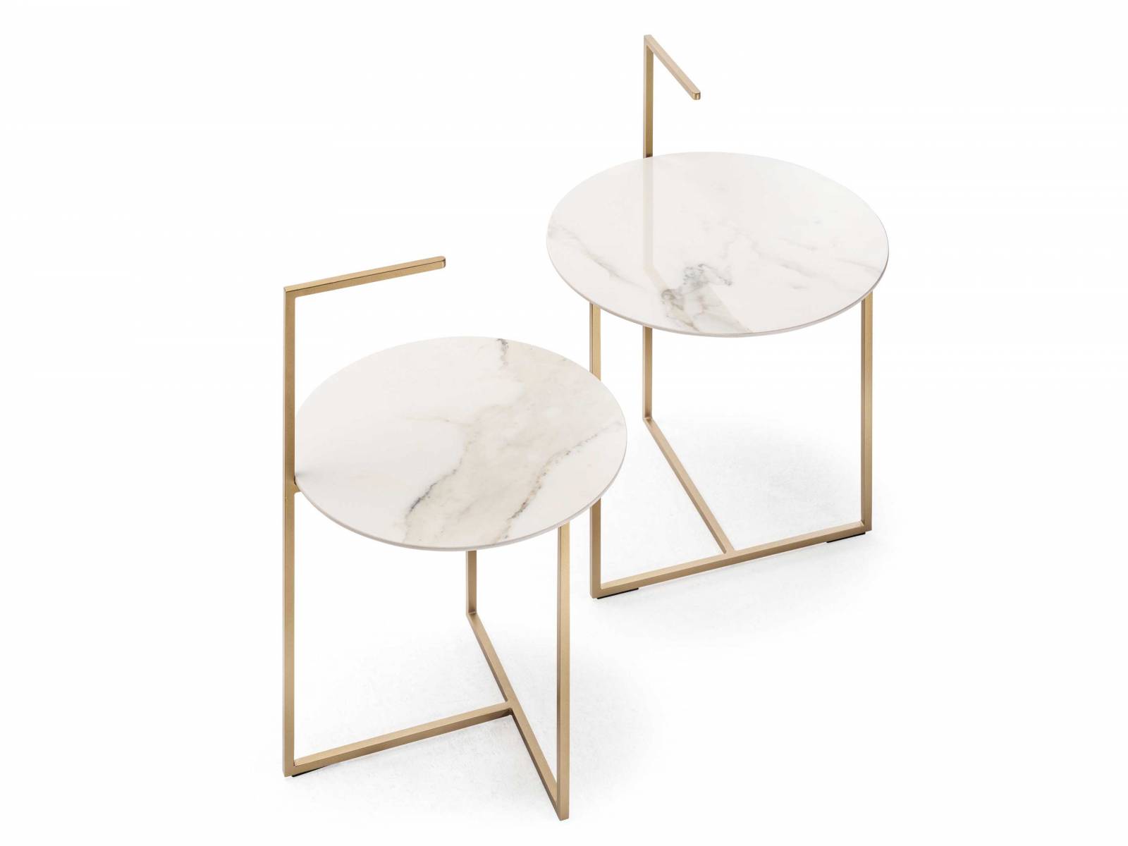 Für «Carry» ist der Name Programm. Denn das zarte Gestell läuft über die Keramikplatte hinaus und wird zum Griff, mit dem sich der hübsche Beistelltisch leicht verstellen lässt. Die sechs Millimeter starke Platte in Natursteinoptik lässt sich mit vielen Farben kombinieren. Design: Klaus Nolting. Möller.