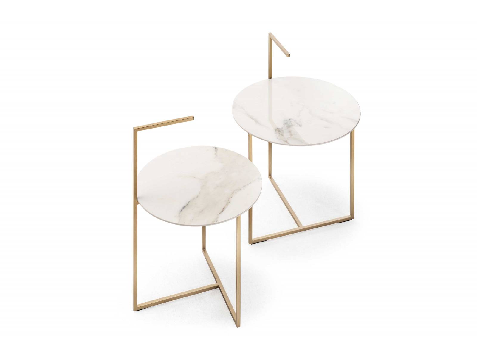 Für «Carry» ist der Name Programm. Denn das zarte Gestell läuft über die Keramikplatte hinaus und wird zum Griff, mit dem sich der hübsche Beistelltisch leicht verstellen lässt. Die sechs Millimeter starke Platte in Natursteinoptik lässt sich mit vielen Farben kombinieren. Design: Klaus Nolting. Möller.