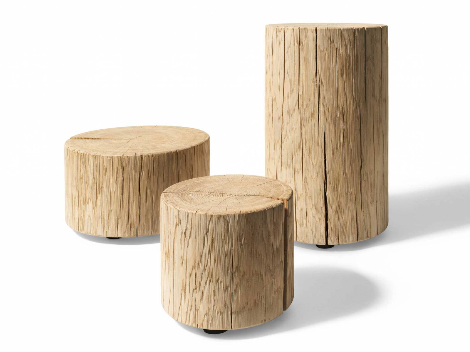 Angenehmer Duft, weiche Oberfläche, warmes Ambiente: Holz bringt im Wohnbereich viele Eigenschaften mit, die uns süchtig machen. In seiner wohl schlichtesten Form als  Zylinder ist es Beistelltisch, aber auch Hocker. Das Modell des Naturmöbelherstellers aus Österreich wirkt aufgrund der charakteristischen Risse besonders lebendig und kraftvoll. Team7.
