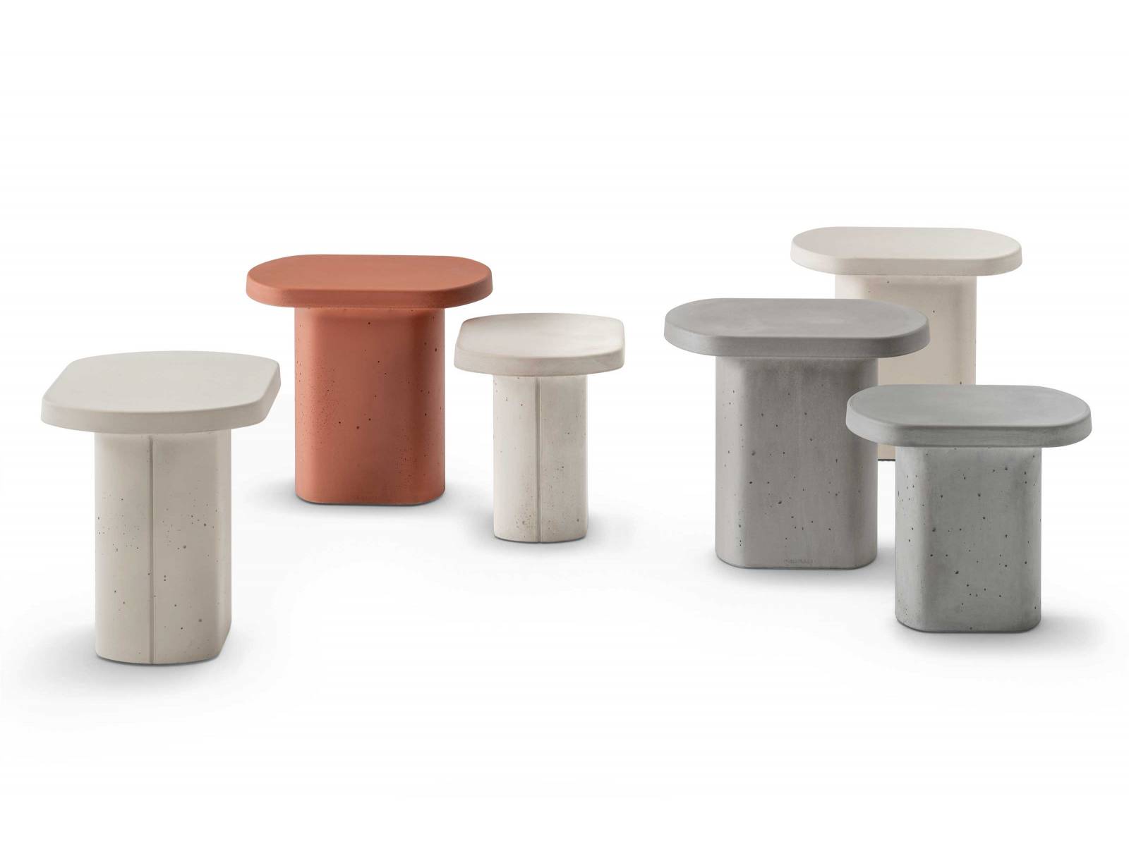 Eigentlich haben Marco Merendi &amp; Diego Vencato an den Outdoorbereich gedacht, als sie «Caementum» designten. Wer es gern etwas rustikaler mag, kann sich die kleinen Tische aus Zement auch ins Haus holen. Pedrali.