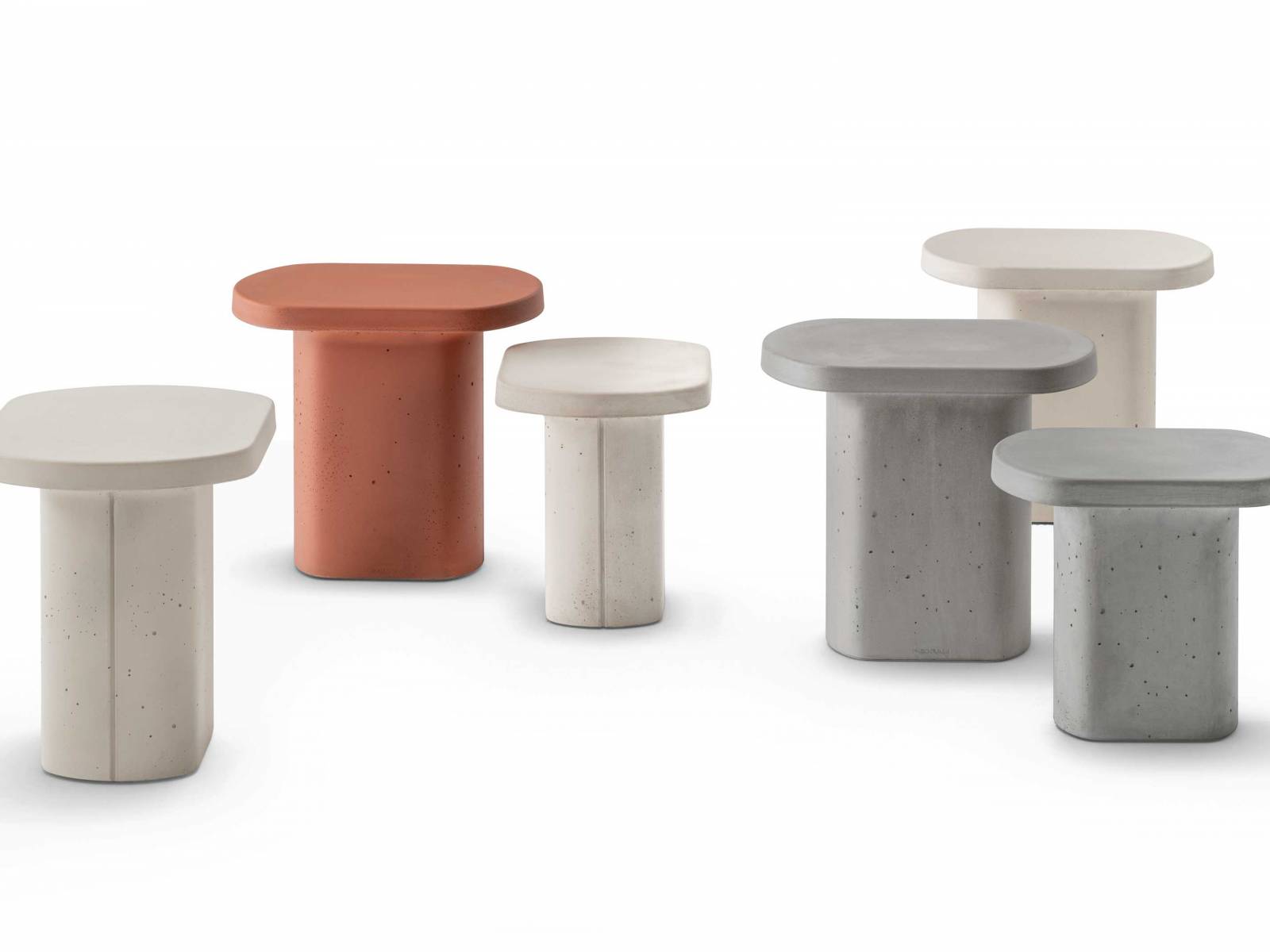 Eigentlich haben Marco Merendi & Diego Vencato an den Outdoorbereich gedacht, als sie «Caementum» designten. Wer es gern etwas rustikaler mag, kann sich die kleinen Tische aus Zement auch ins Haus holen. Pedrali.