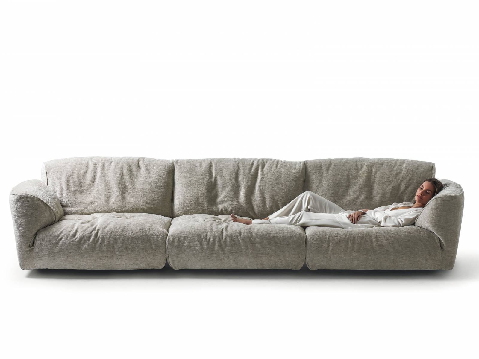 «Grande Soffice» macht seinem Namen alle Ehre: Das voluminöse, grosszügige Polstermöbel von Francesco Binfaré steht für weiche Linien, abgerundete Ecken und perfekte Kurven – die grundlegenden Elemente für pures Wohlempfinden. In verschiedenen Formen und Farben erhältlich. Edra.