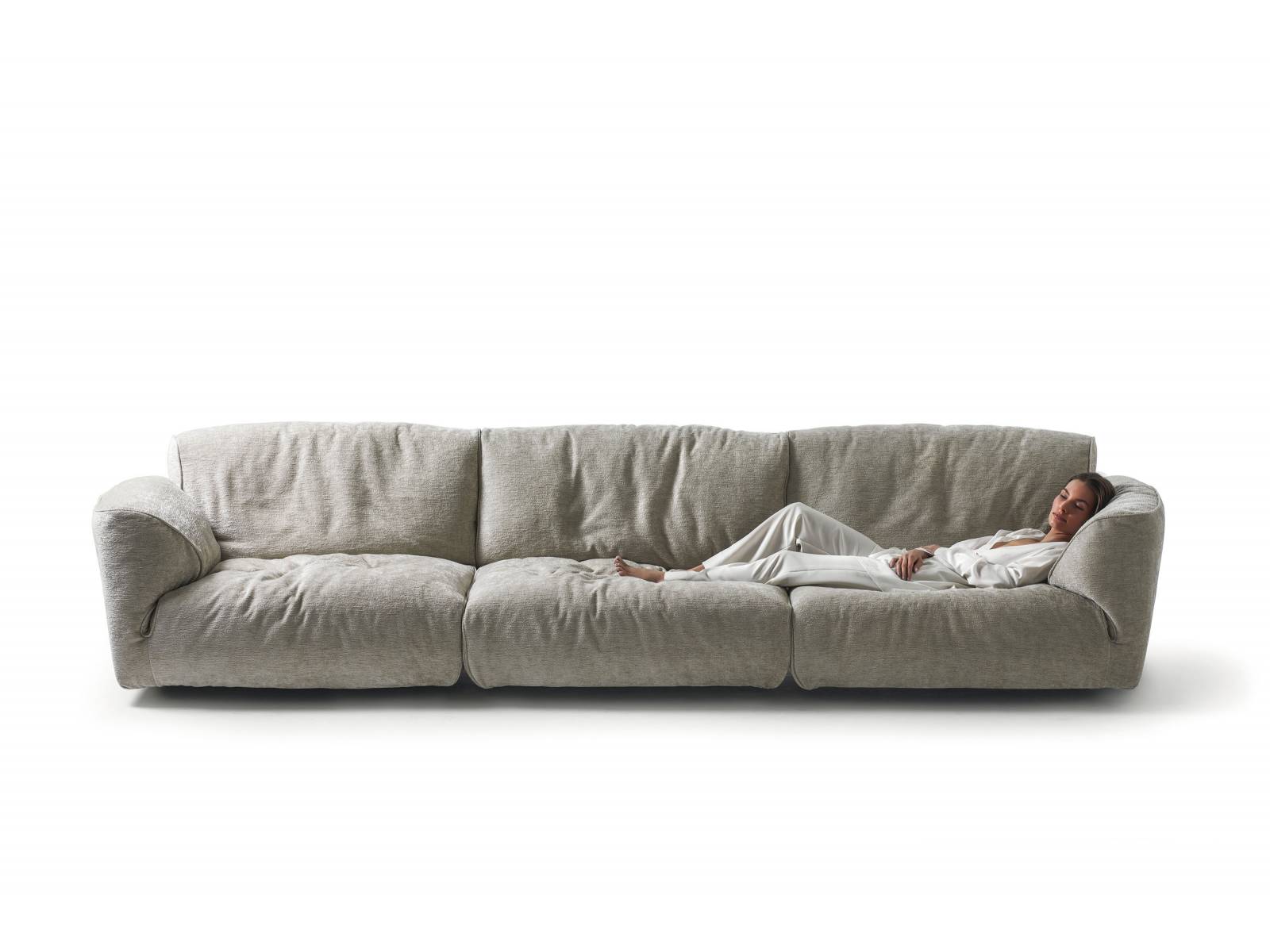 «Grande Soffice» macht seinem Namen alle Ehre: Das voluminöse, grosszügige Polstermöbel von Francesco Binfaré steht für weiche Linien, abgerundete Ecken und perfekte Kurven – die grundlegenden Elemente für pures Wohlempfinden. In verschiedenen Formen und Farben erhältlich. Edra.