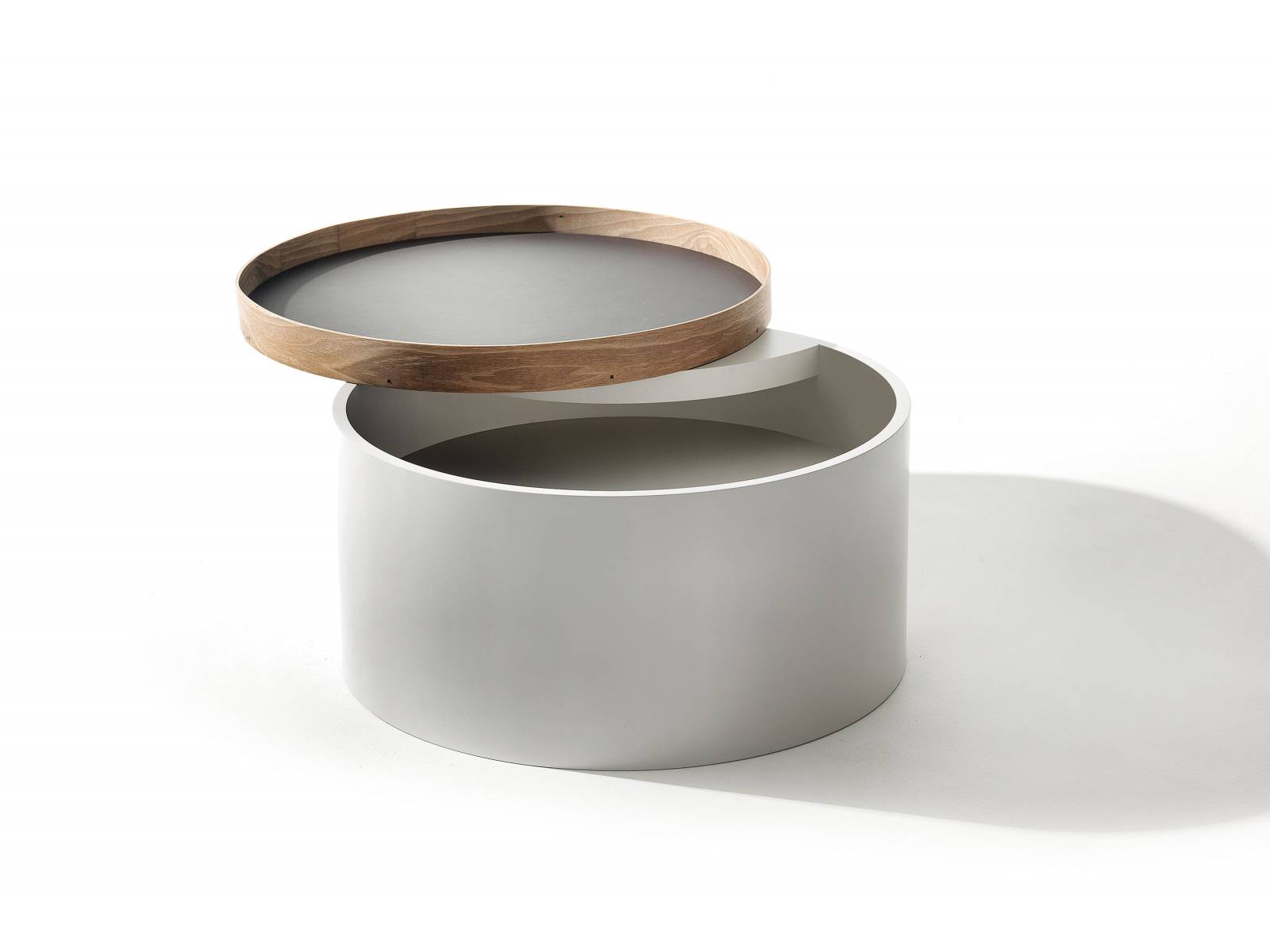 Was wären wir ohne die gute «Hannelore», die weiss, wie man Ordnung hält? Wenn man das Tablett mit einer Einlage aus Rindsleder zur Seite dreht, eröffnet sich der praktische Stauraum im zylinderförmigen Korpus — für alles, was mal eben von der Oberfläche verschwinden soll. Thomas Sutter.