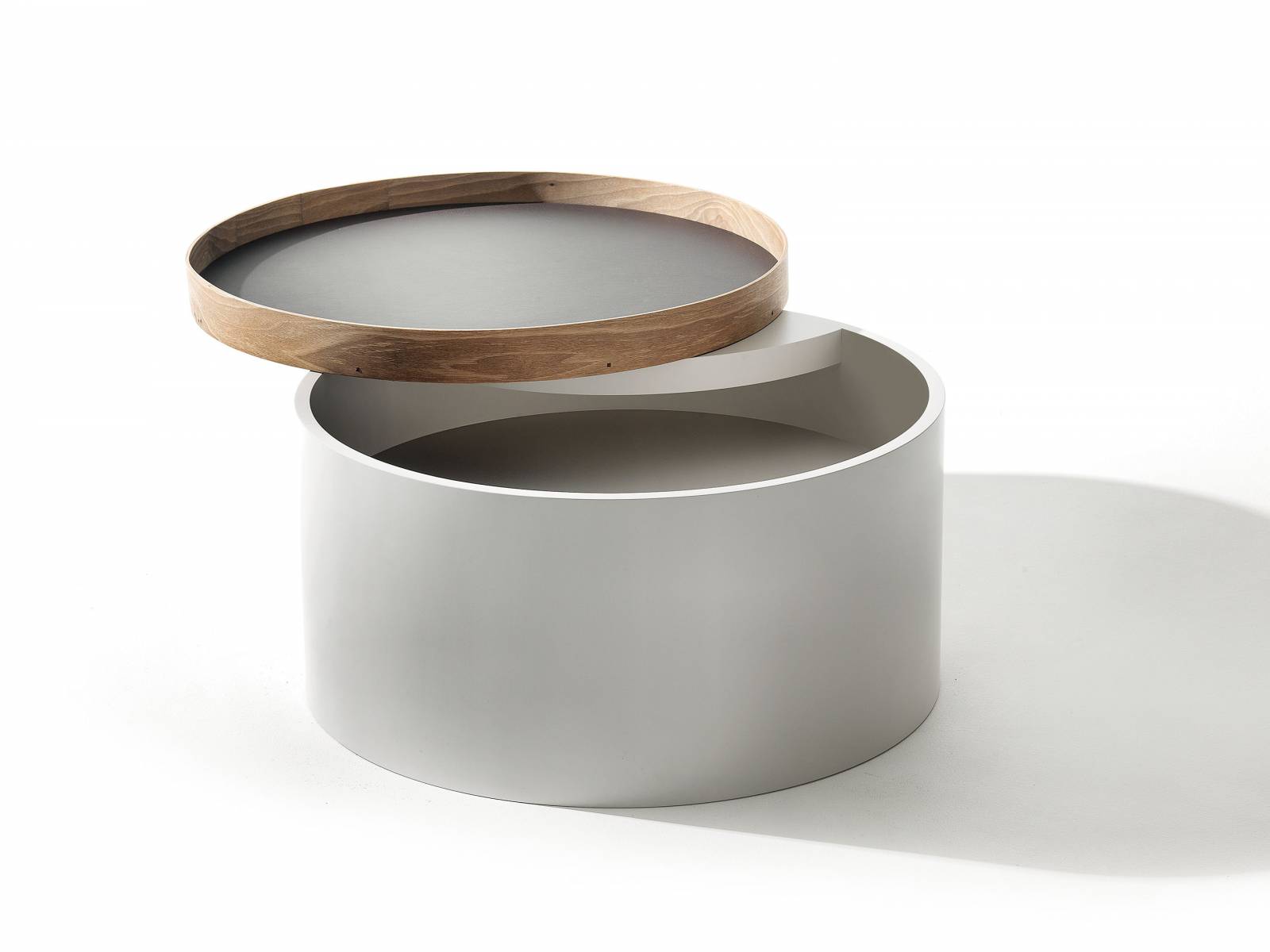 Was wären wir ohne die gute «Hannelore», die weiss, wie man Ordnung hält? Wenn man das Tablett mit einer Einlage aus Rindsleder zur Seite dreht, eröffnet sich der praktische Stauraum im zylinderförmigen Korpus — für alles, was mal eben von der Oberfläche verschwinden soll. Thomas Sutter.