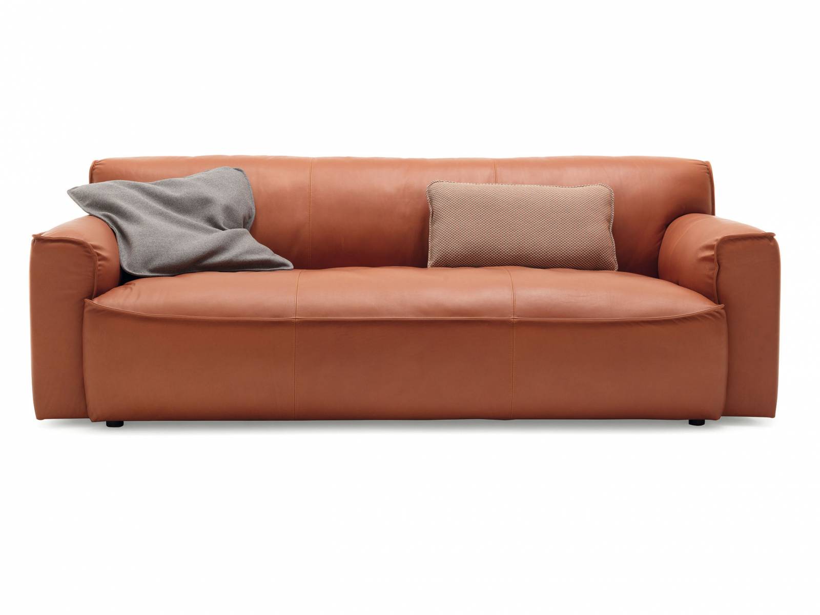 Sitzen, liegen oder lümmeln — und das mit Stil. «Luba» kommt leger daher, mit weichem, dehnbarem Bezug und angenehmem Sitzkomfort. Zwei Grössen stehen für das Sofa mit unsichtbarem Rahmen zur Verfügung, dazu eine optionale Fussbank, eckig oder quadratisch, und Bezüge aus Stoff oder weichem Naturleder. Rolf Benz.