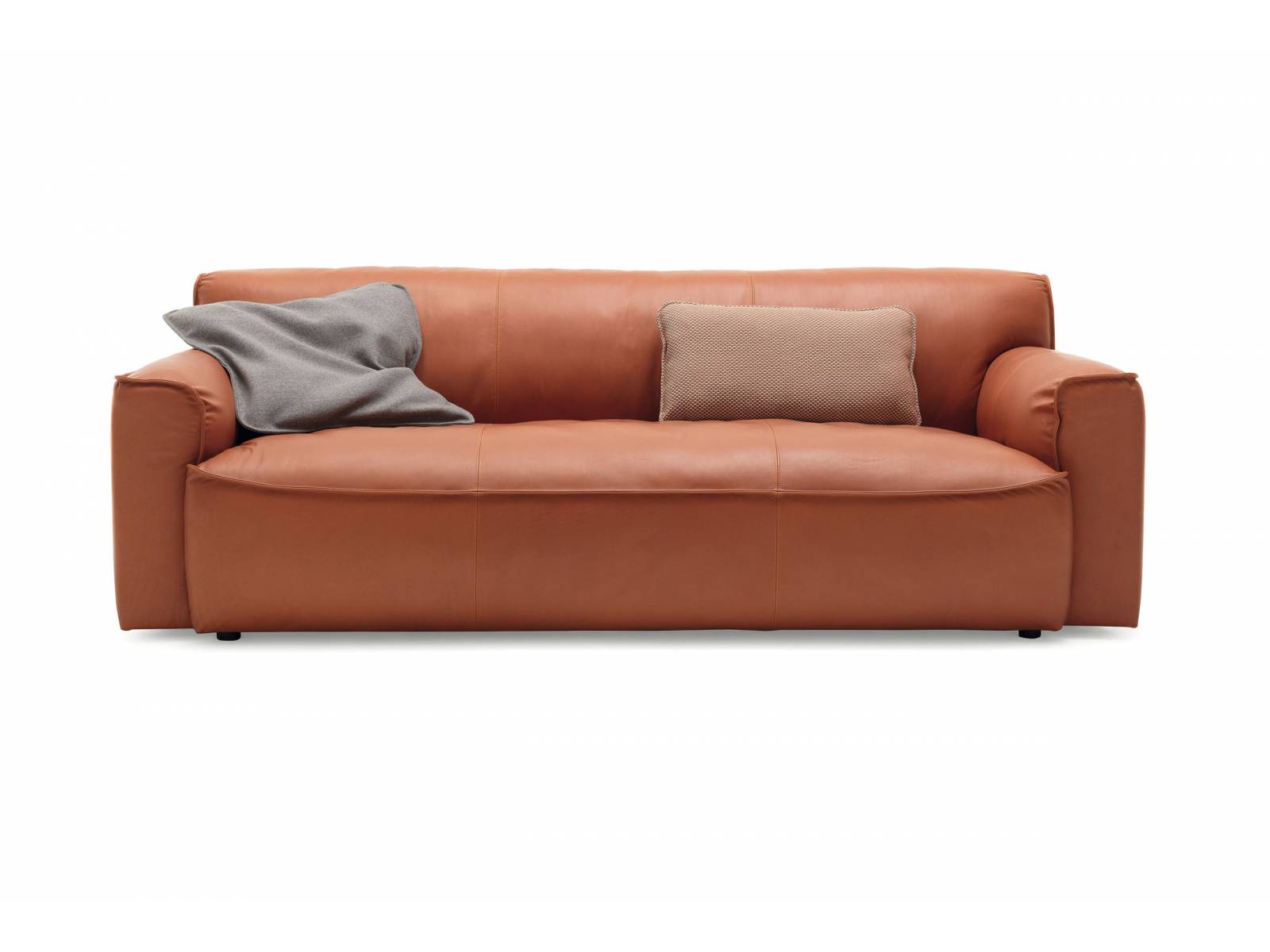 Sitzen, liegen oder lümmeln — und das mit Stil. «Luba» kommt leger daher, mit weichem, dehnbarem Bezug und angenehmem Sitzkomfort. Zwei Grössen stehen für das Sofa mit unsichtbarem Rahmen zur Verfügung, dazu eine optionale Fussbank, eckig oder quadratisch, und Bezüge aus Stoff oder weichem Naturleder. Rolf Benz.