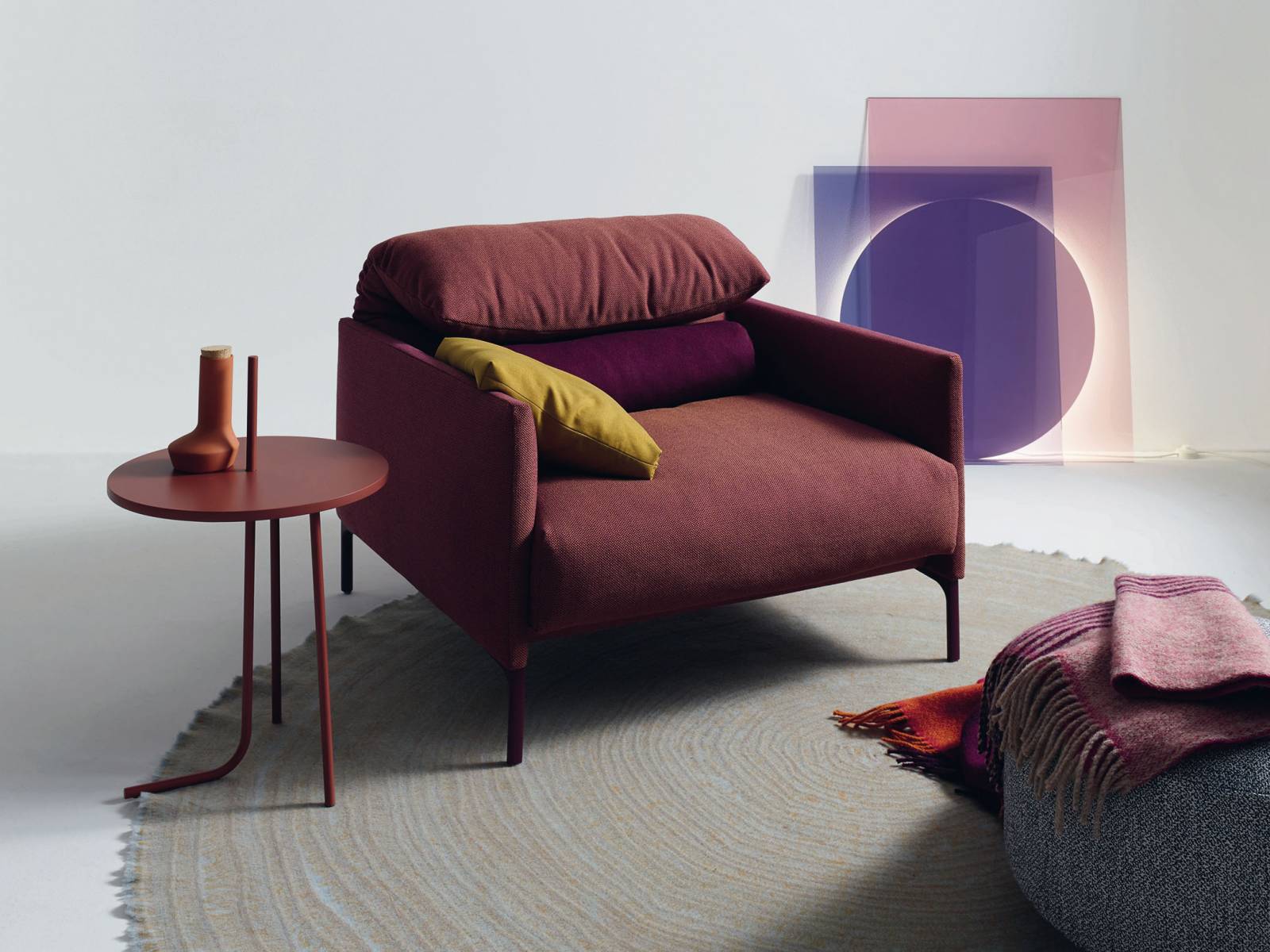 «Avalanche» — volumenreich mit eleganter Silhouette. Ob als Sofa oder Sessel, man sitzt gemütlich auf weichen Polstern, wird ergonomisch im Lendenbereich gestützt und kann sich, bei hochgeklappter Rückenlehne, entspannt strecken, ohne dabei den Halt zu verlieren. Design: Metrica. Im Bild zudem Tisch «Sting». Cor.