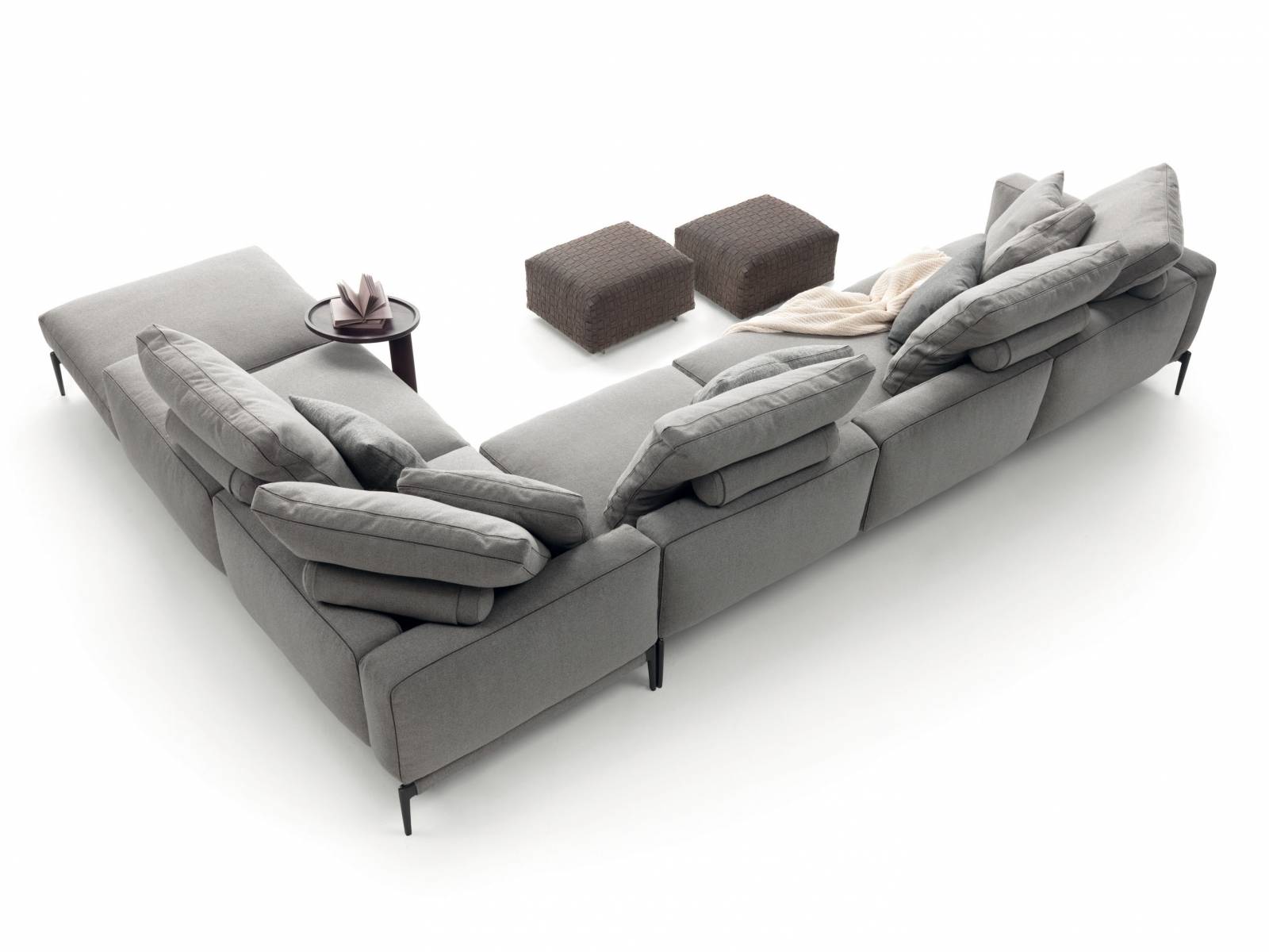 Antonio Citterios «Romeo» hebt sich mit schlanken Füssen vom Boden ab und zeichnet sich durch eine elegante Linienführung aus. Hier finden schlichte Eleganz und hoher Komfort in einem modulen, vielseitigen Sitzprogramm zusammen, dem sowohl ein Bezug aus Leder- als auch Textil schmeichelt. Flexform.